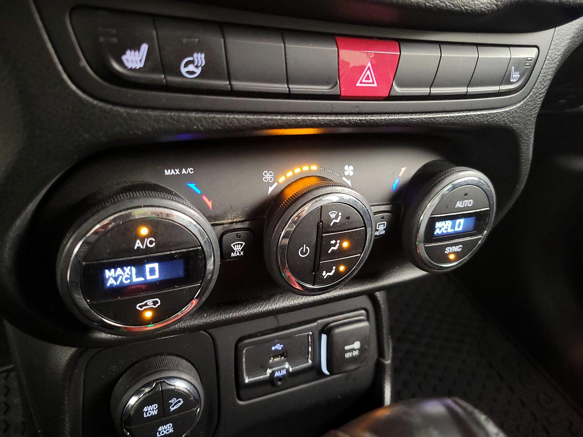 Thumbnail: 2016 Jeep Renegade - 17