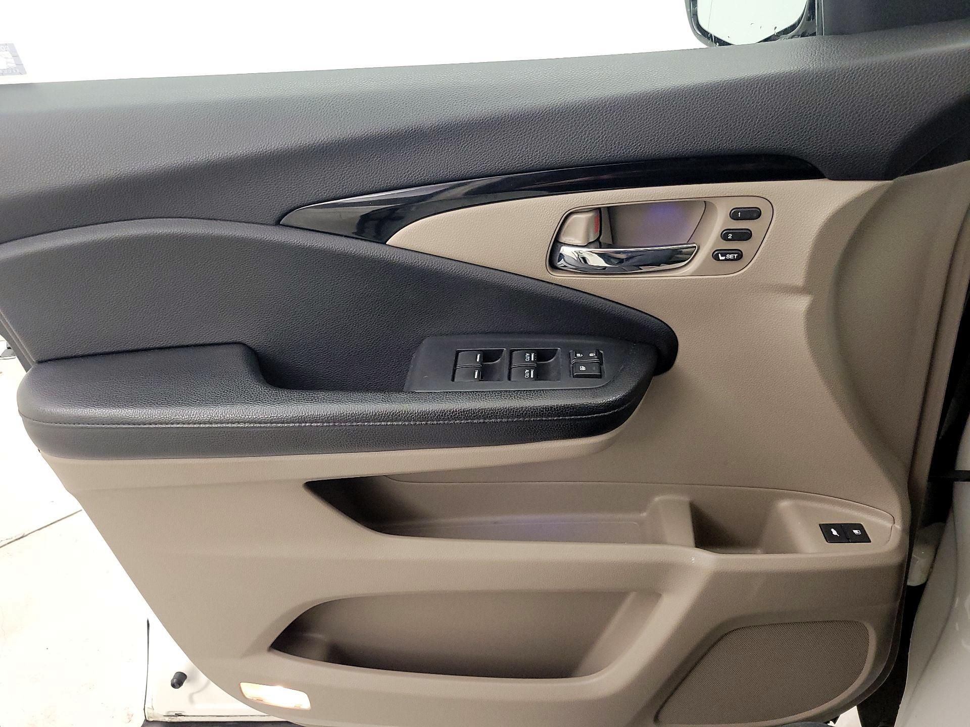 Thumbnail: 2016 Honda Pilot - 12