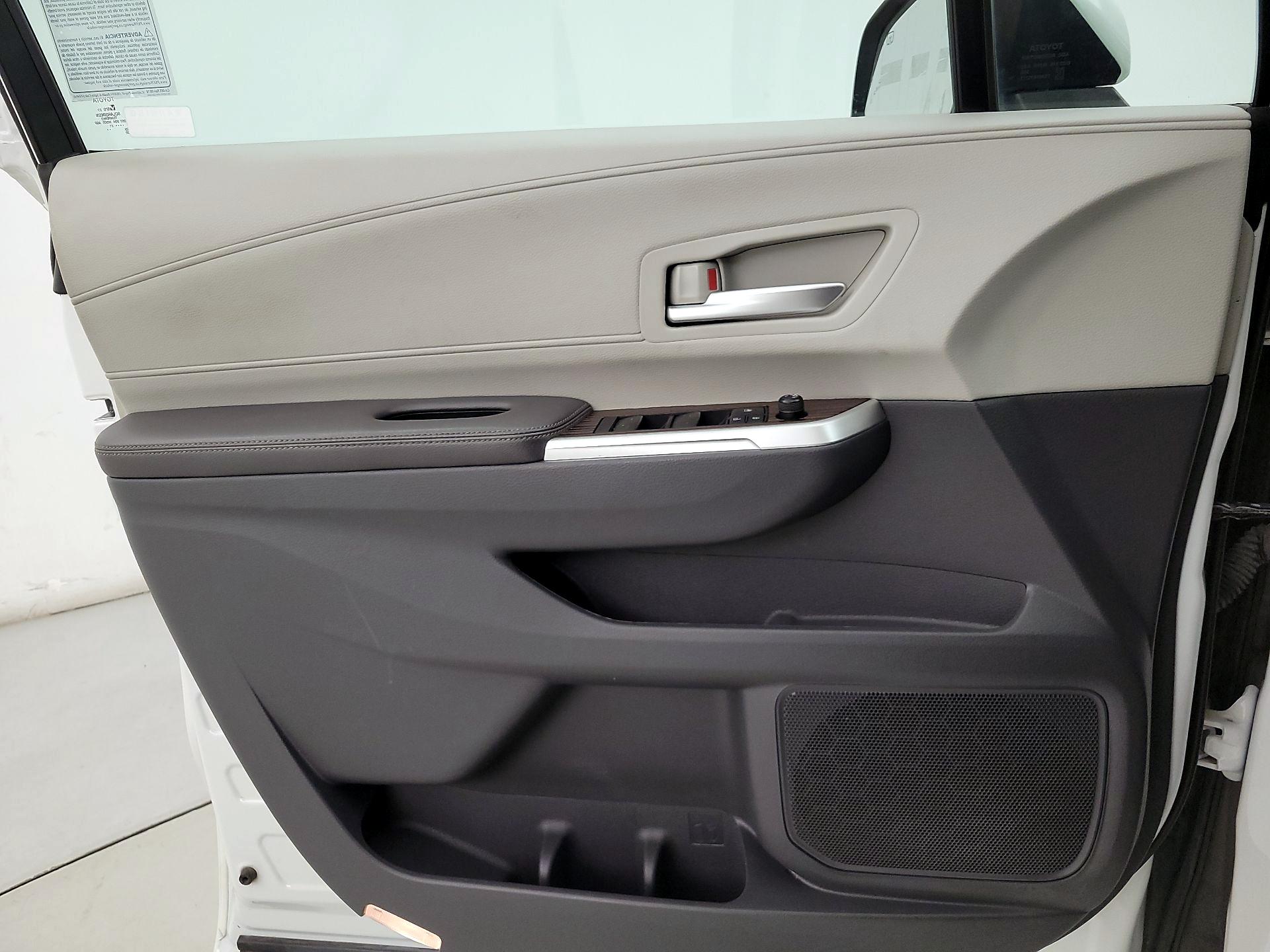 Thumbnail: 2021 Toyota Sienna - 12