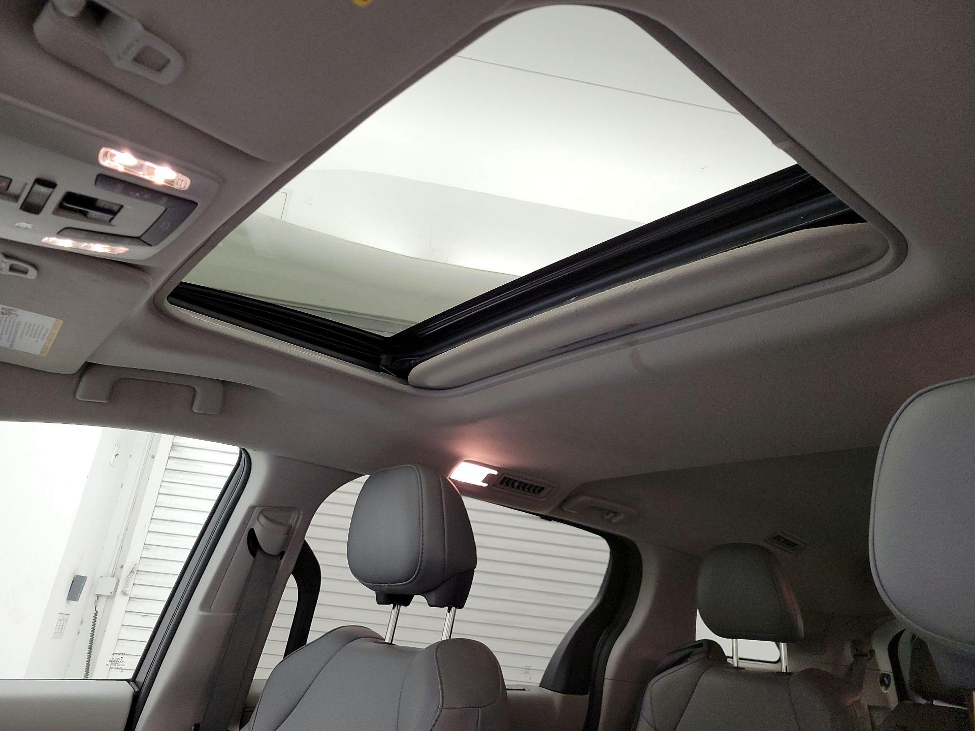 Thumbnail: 2021 Toyota Sienna - 19