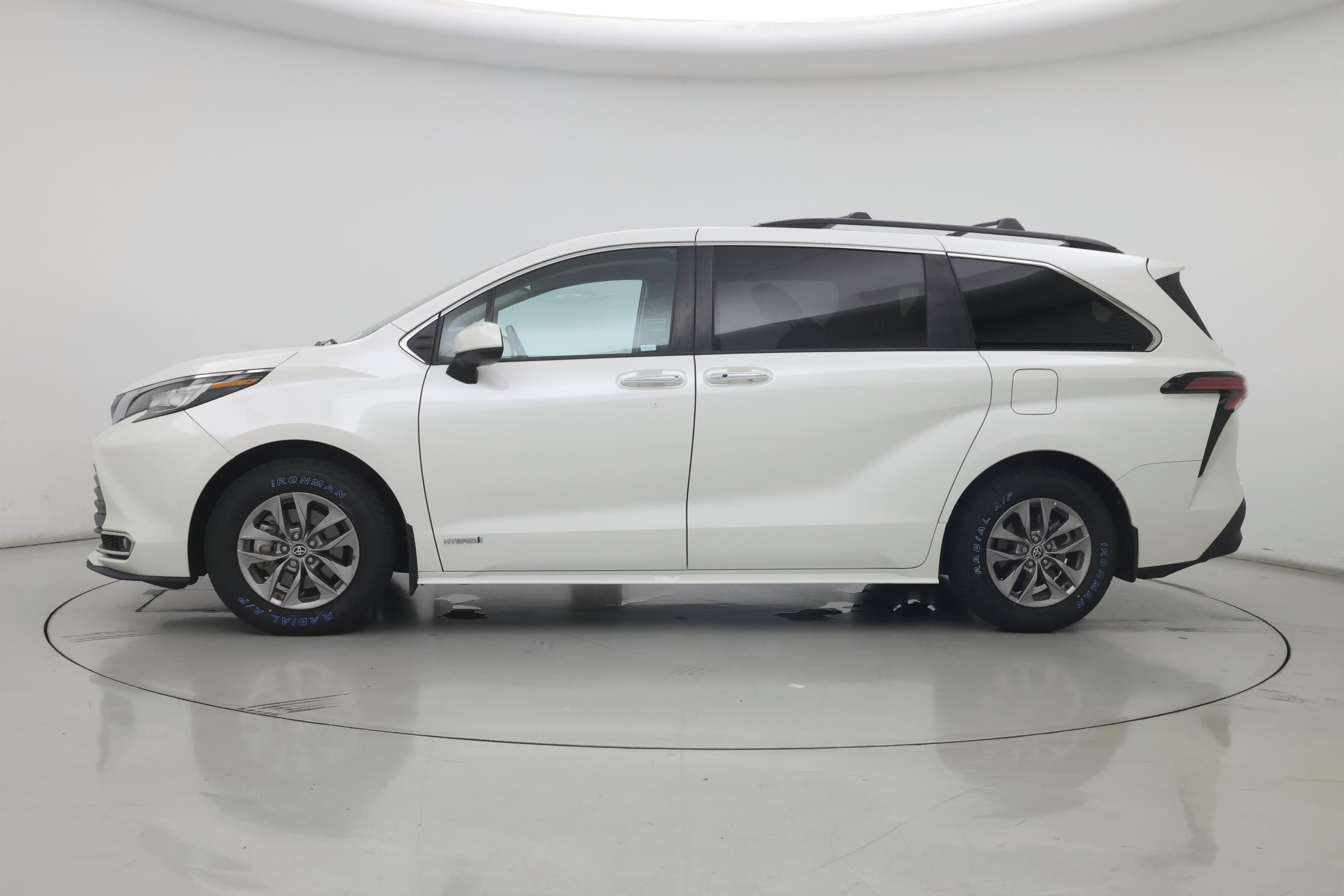 Thumbnail: 2021 Toyota Sienna - 3