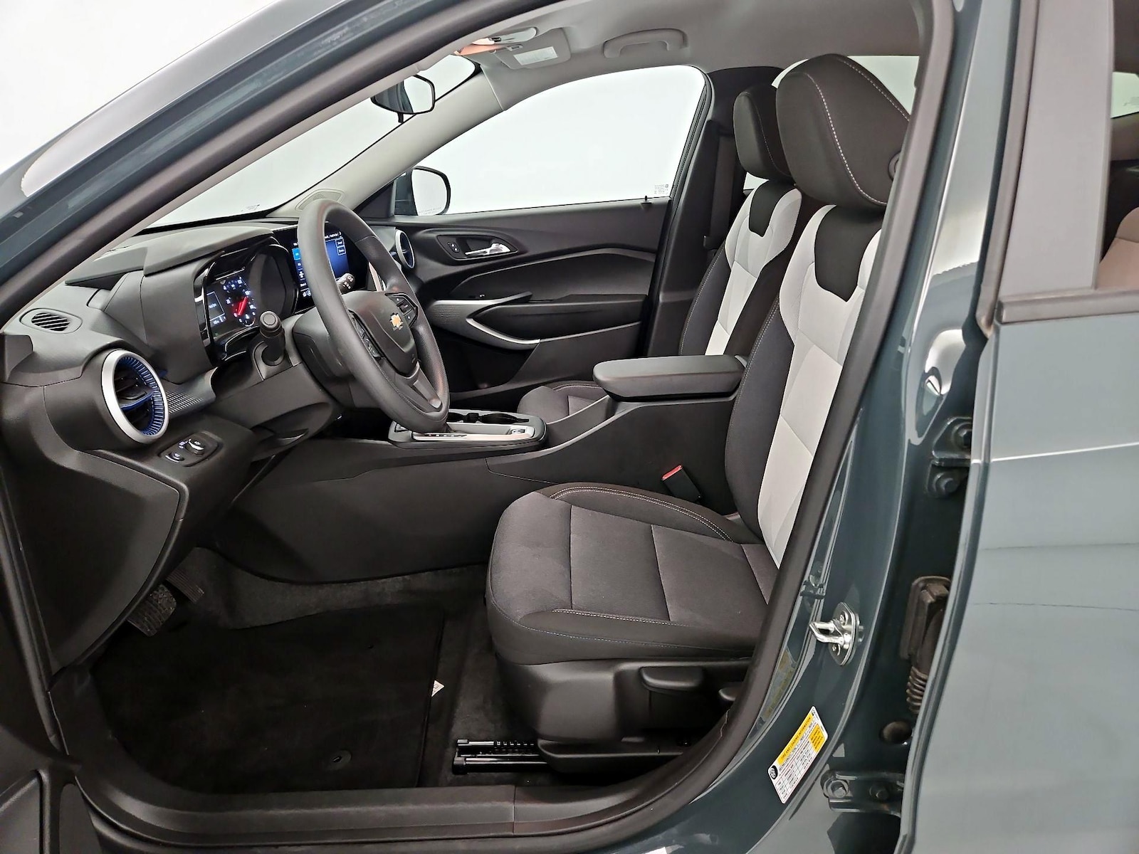 2025 Chevrolet Trax LS - Photo 12