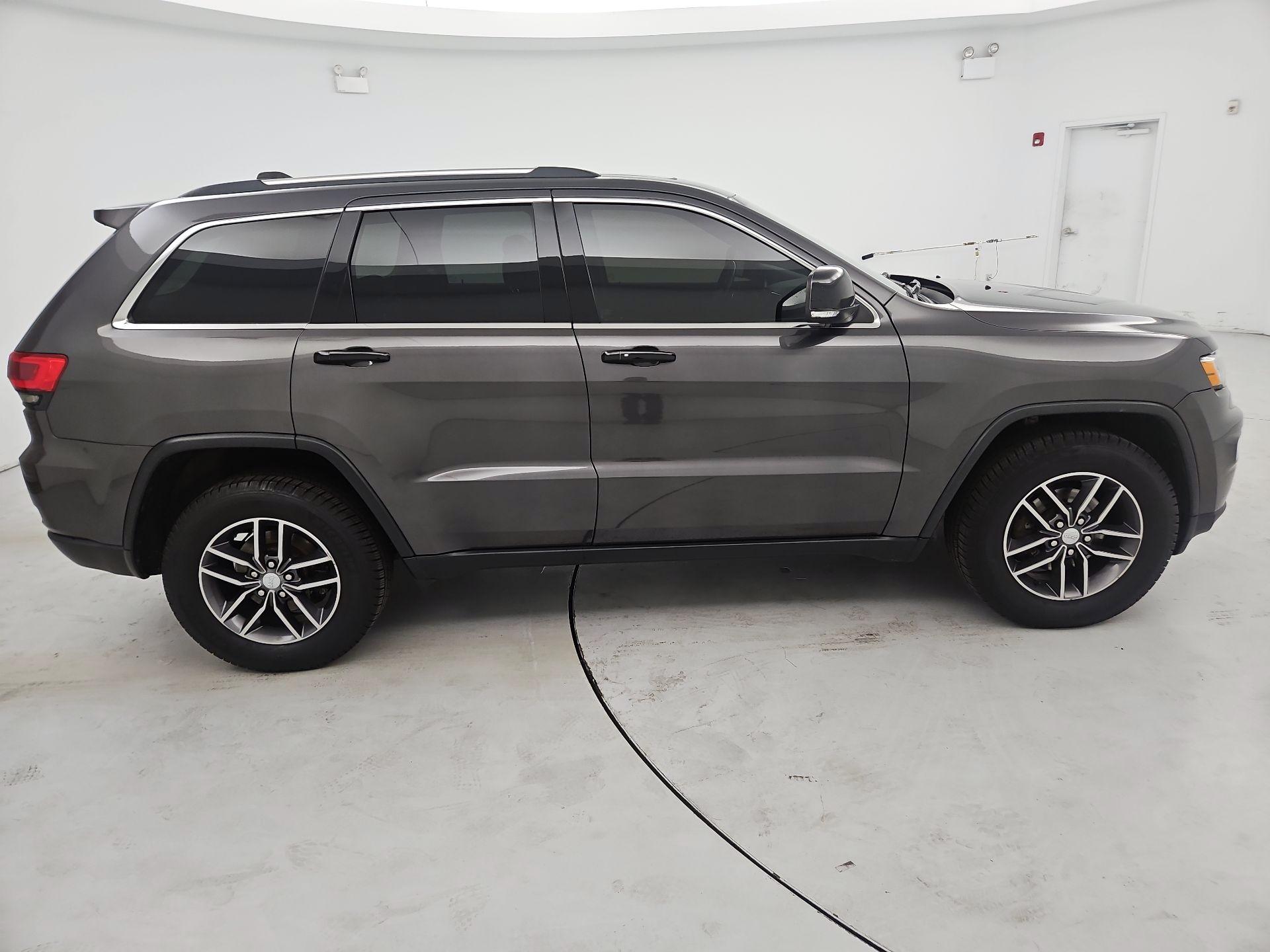 Thumbnail: 2017 Jeep Grand Cherokee - 4