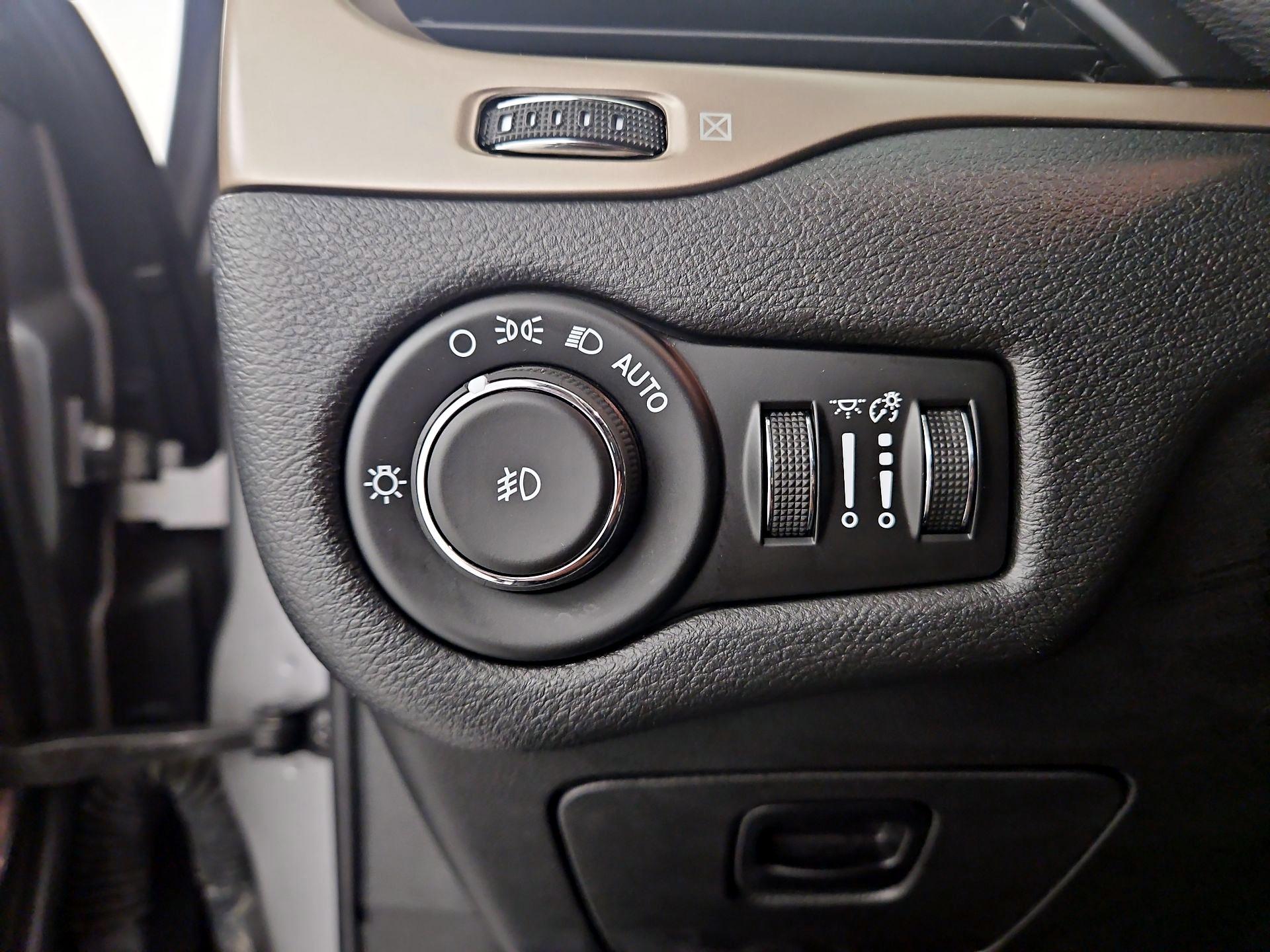 Thumbnail: 2015 Jeep Cherokee - 11