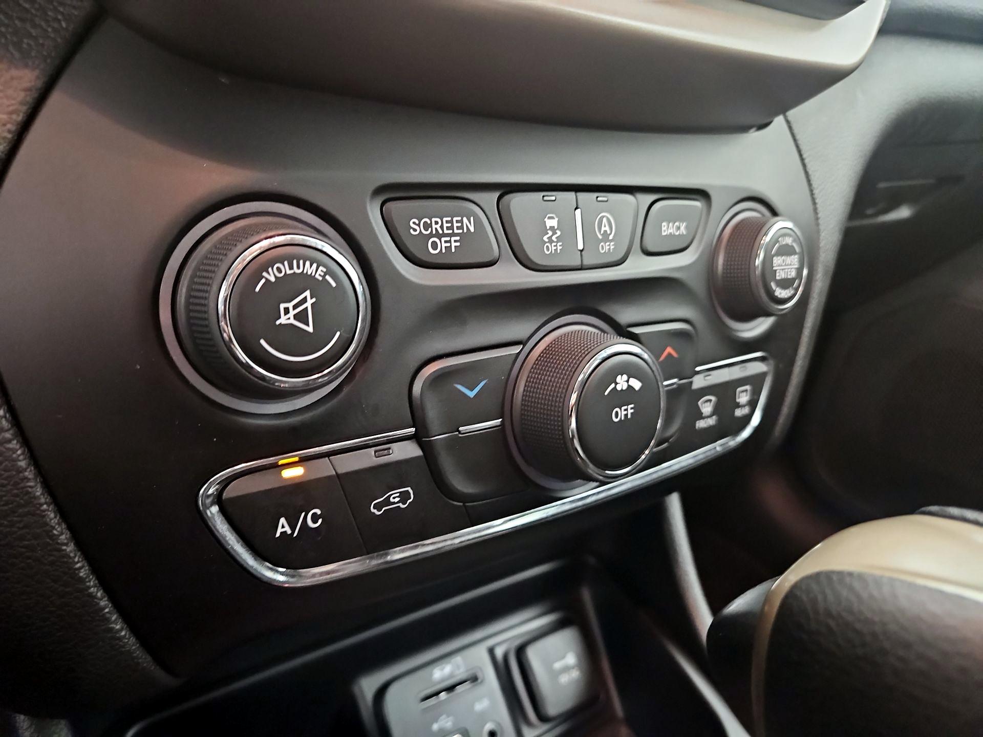 Thumbnail: 2015 Jeep Cherokee - 14