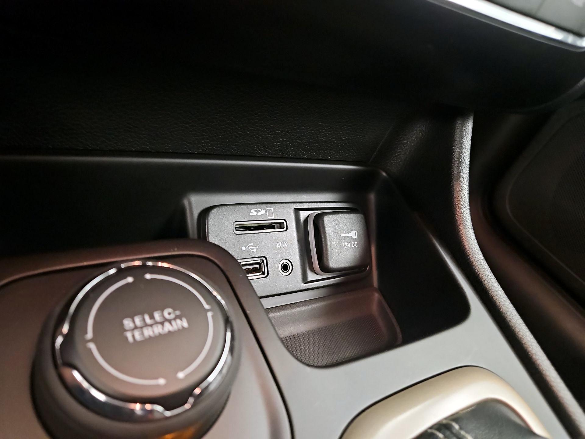Thumbnail: 2015 Jeep Cherokee - 16