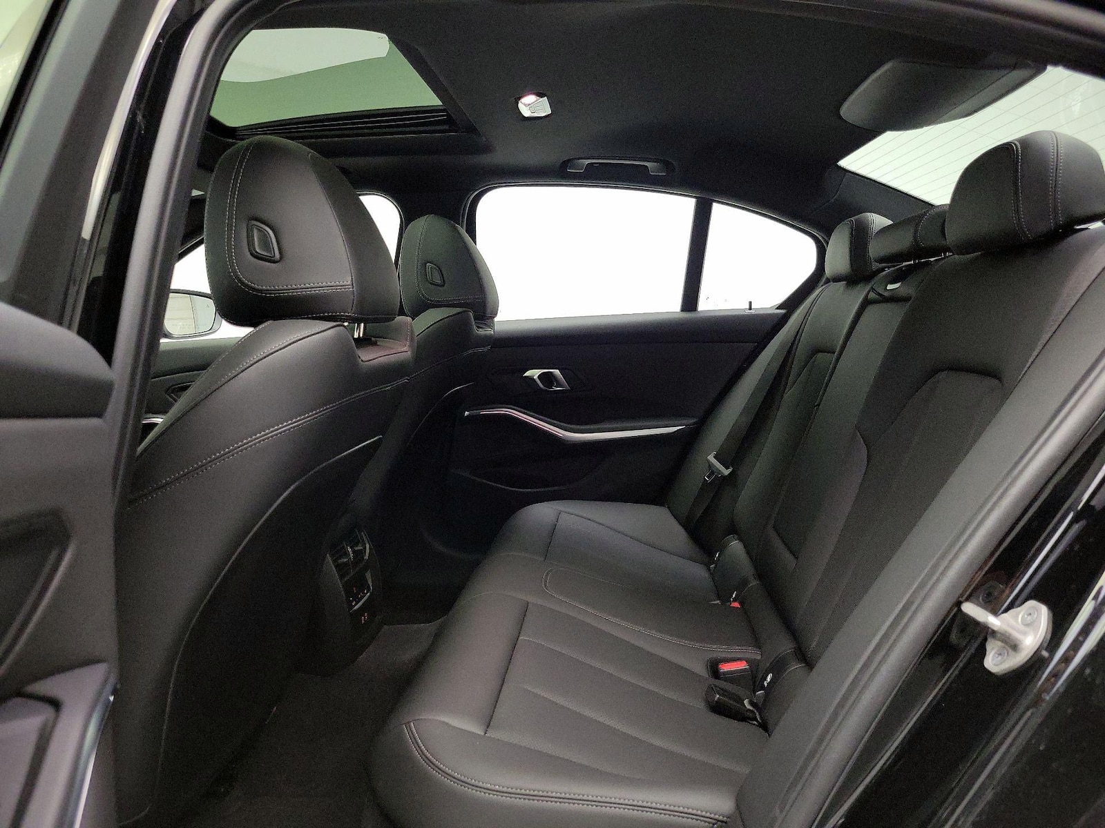 2025 BMW 3 Series 330i - Photo 22