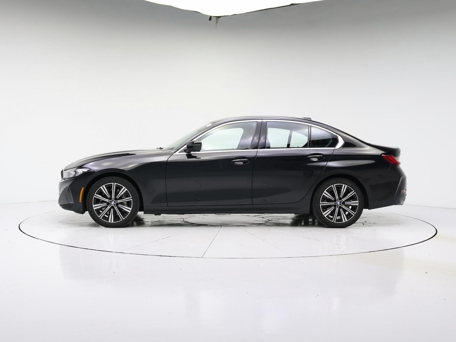 2025 BMW 3 Series 330i - Photo 4