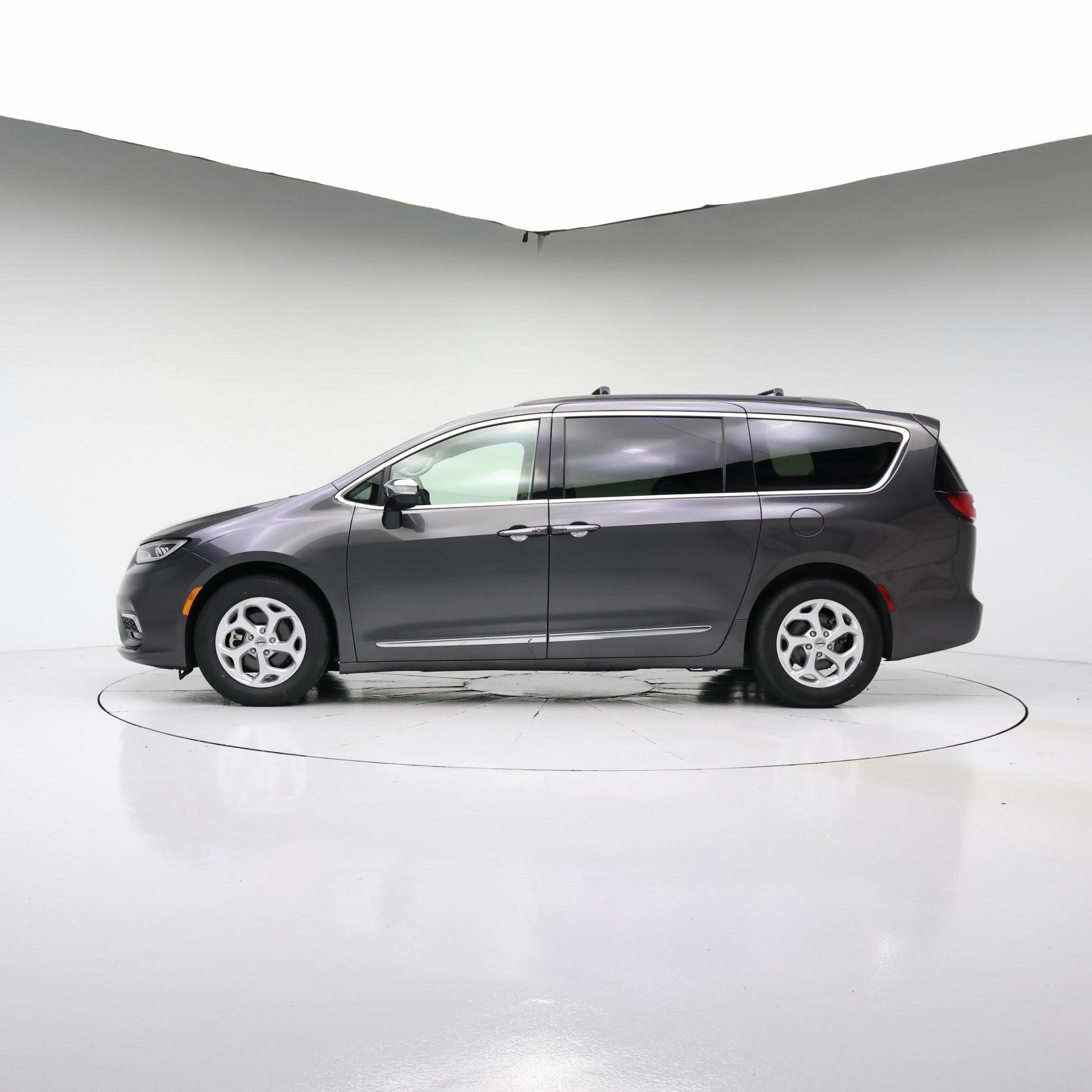 Thumbnail: 2023 Chrysler Pacifica - 3
