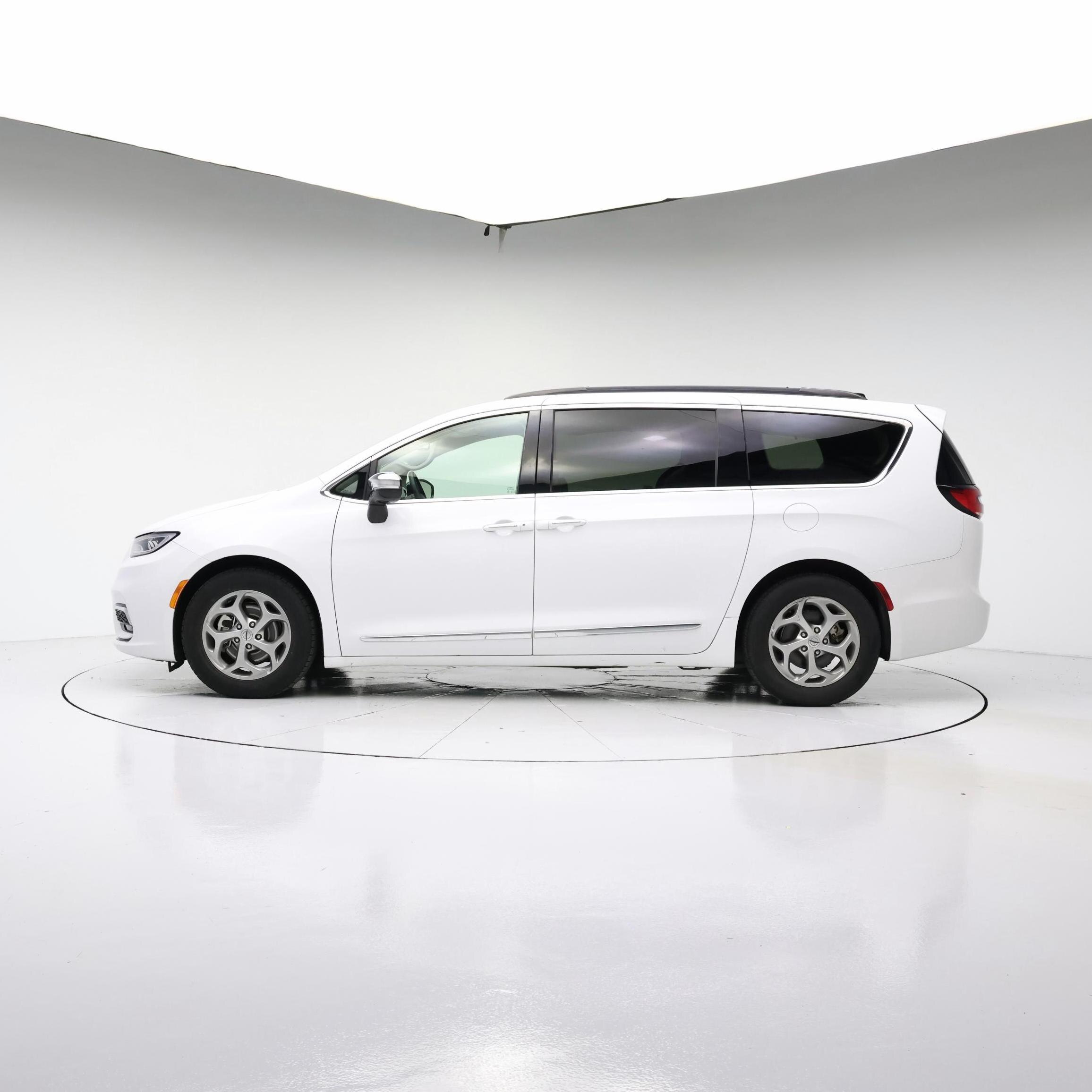 Thumbnail: 2023 Chrysler Pacifica - 3