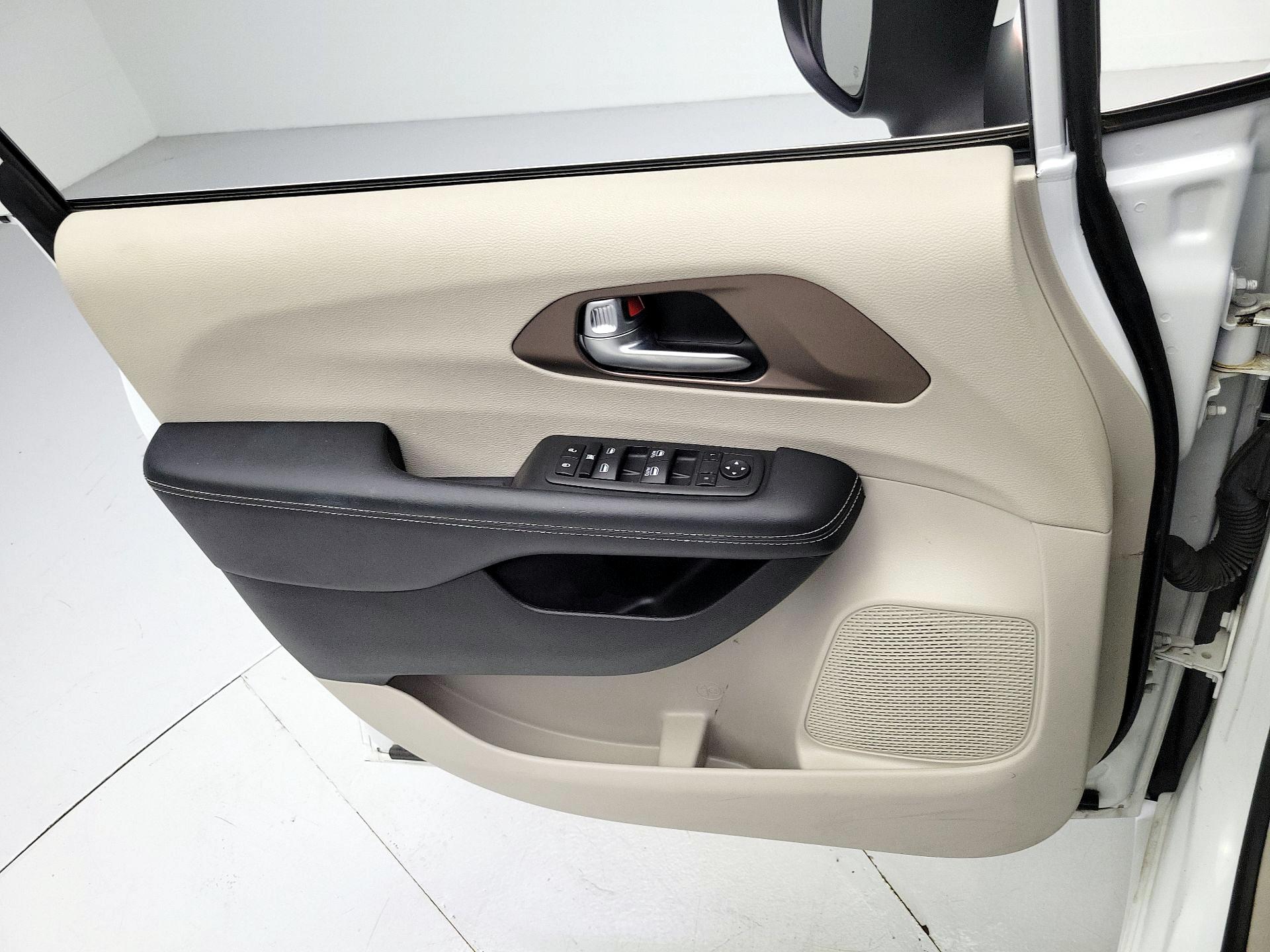 Thumbnail: 2023 Chrysler Voyager - 12