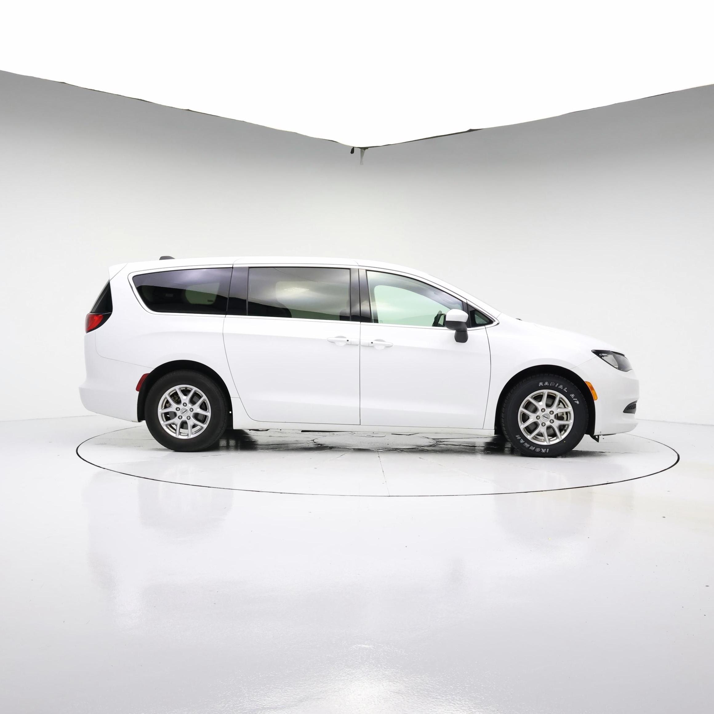 Thumbnail: 2023 Chrysler Voyager - 7