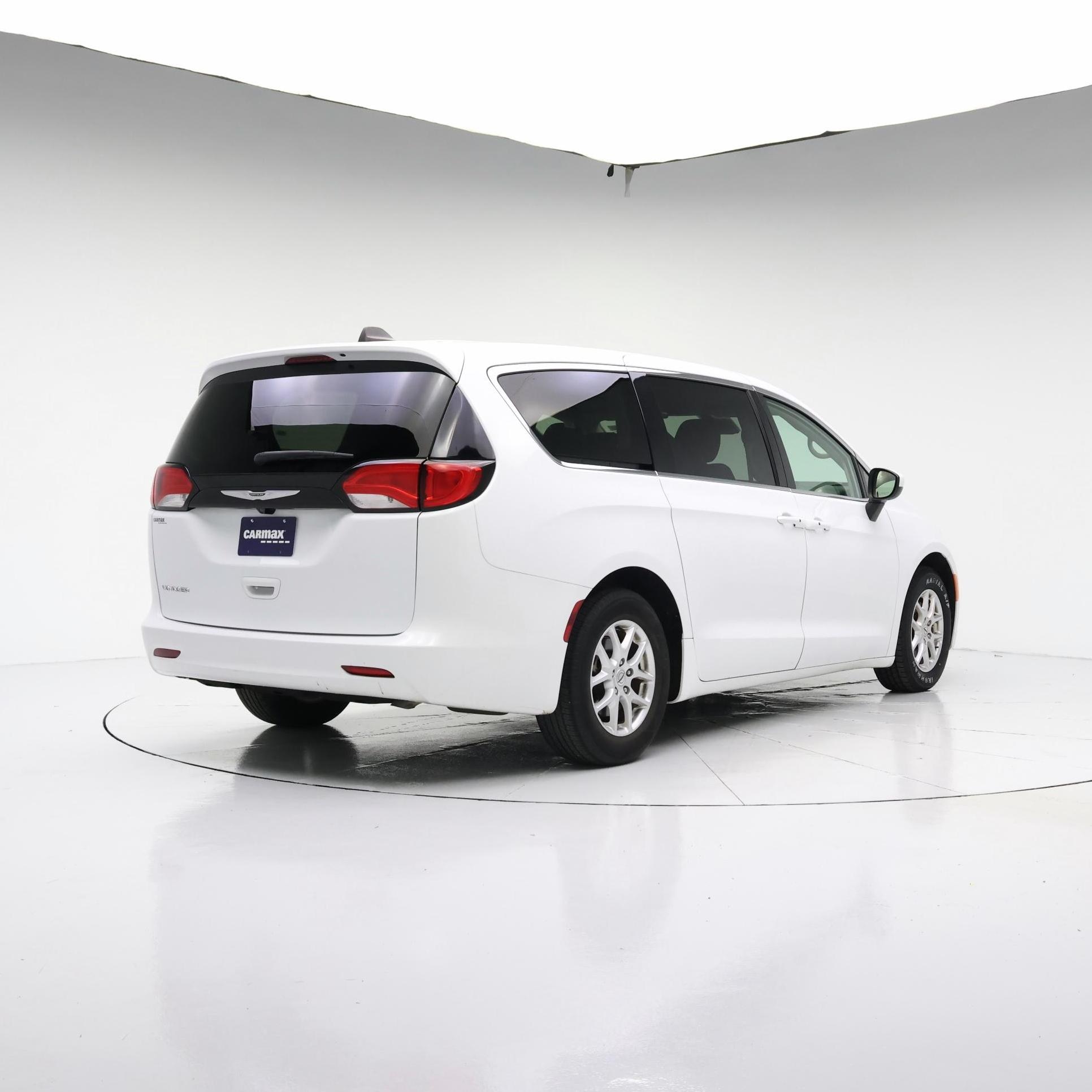 Thumbnail: 2023 Chrysler Voyager - 8