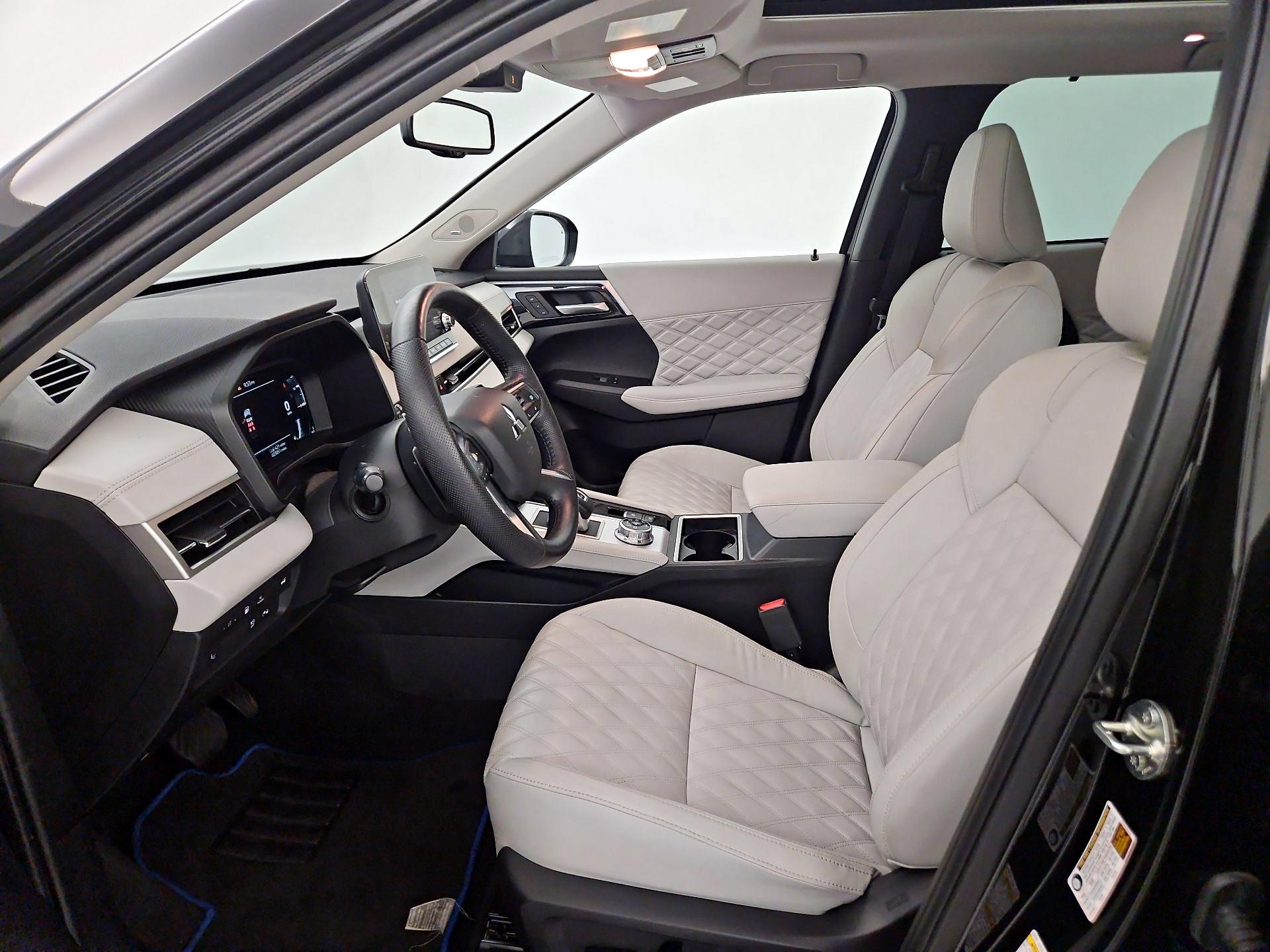 Thumbnail: 2023 Mitsubishi Outlander - 9