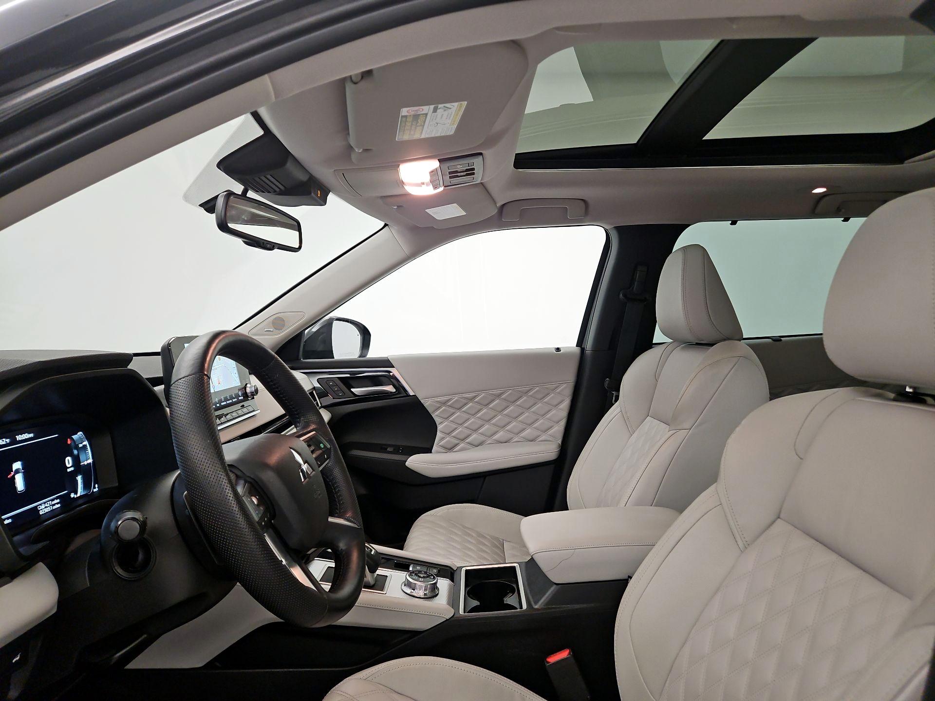 Thumbnail: 2023 Mitsubishi Outlander - 18