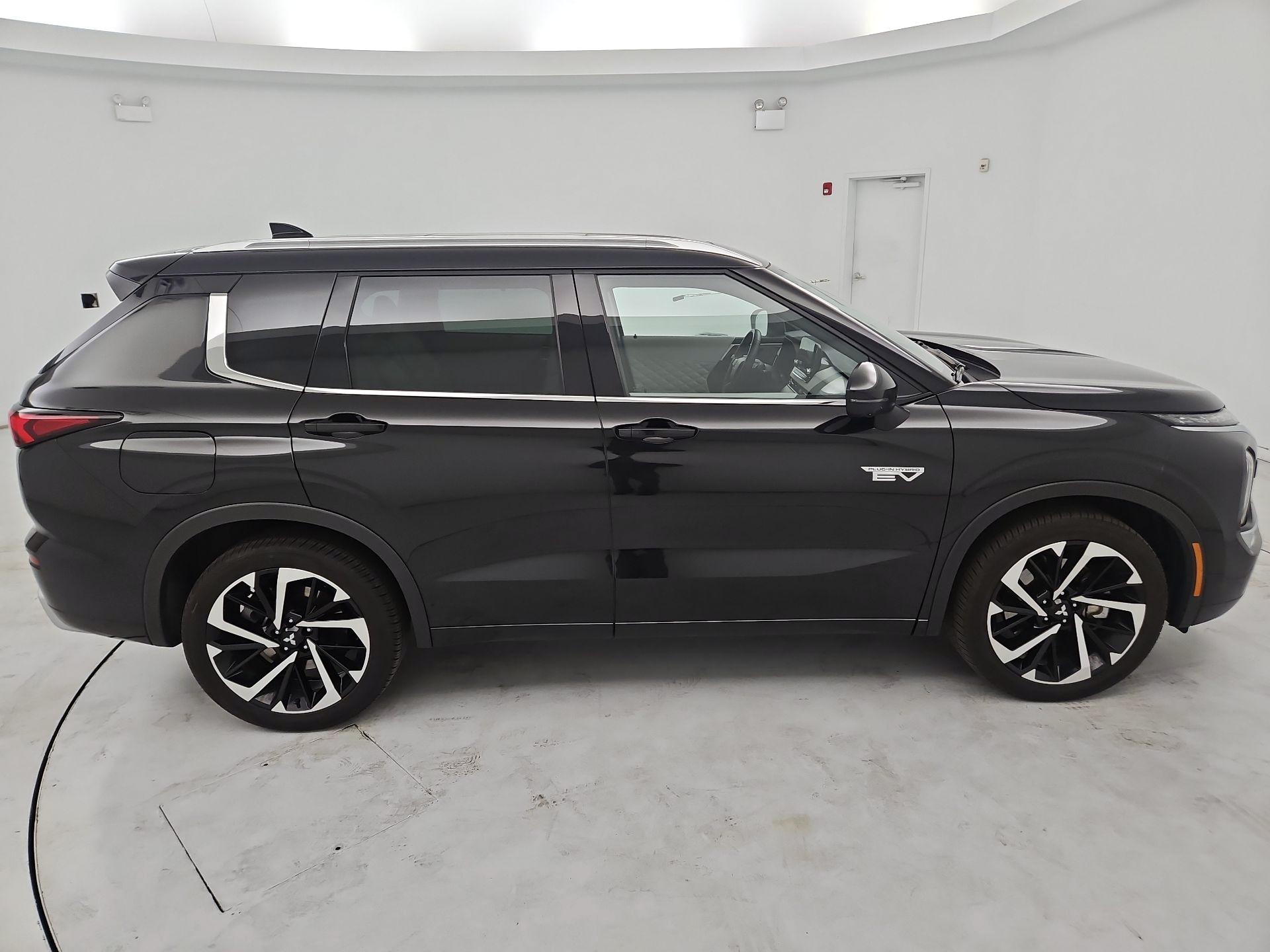 Thumbnail: 2023 Mitsubishi Outlander - 4