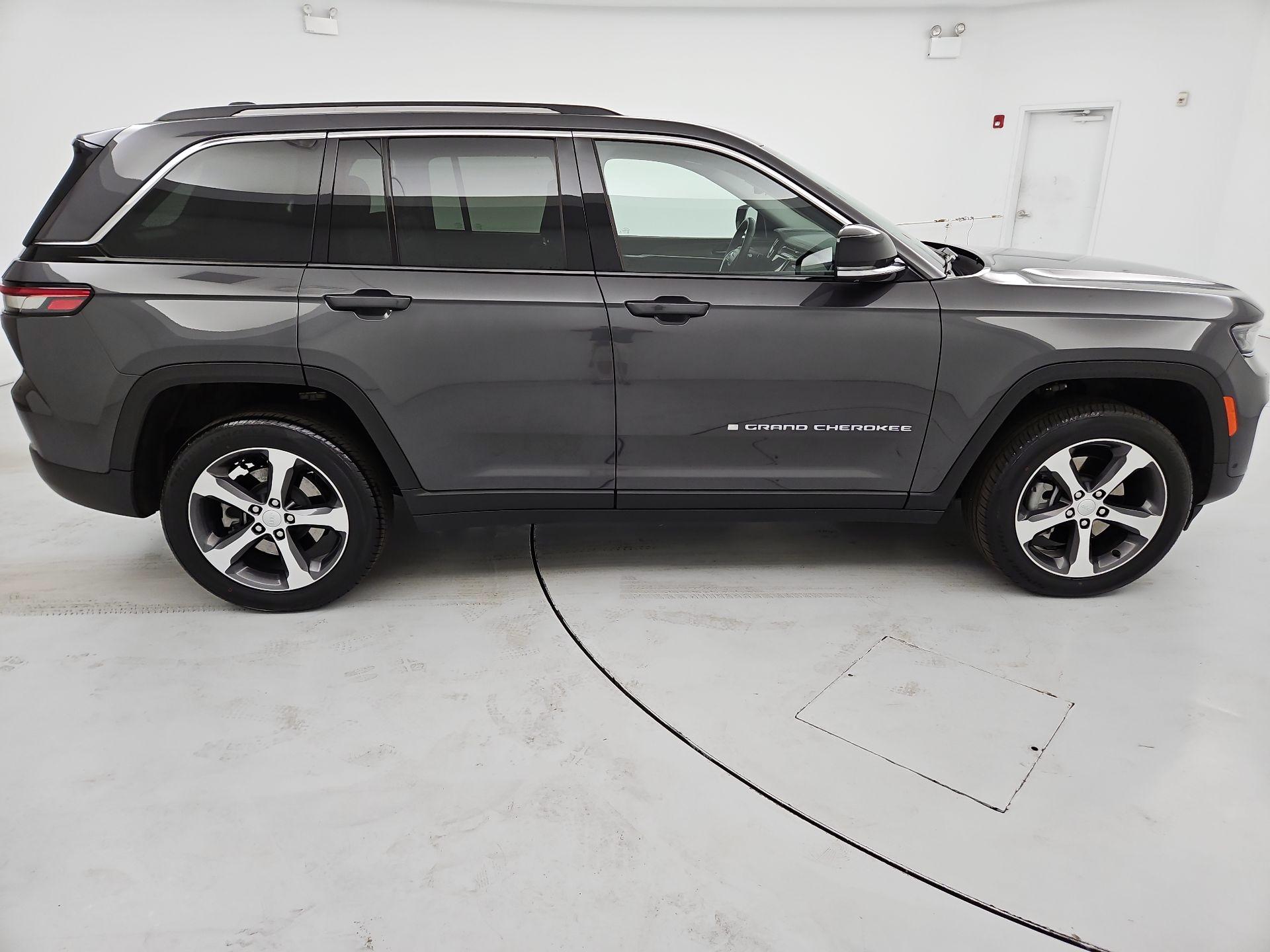 Thumbnail: 2022 Jeep Grand Cherokee - 4