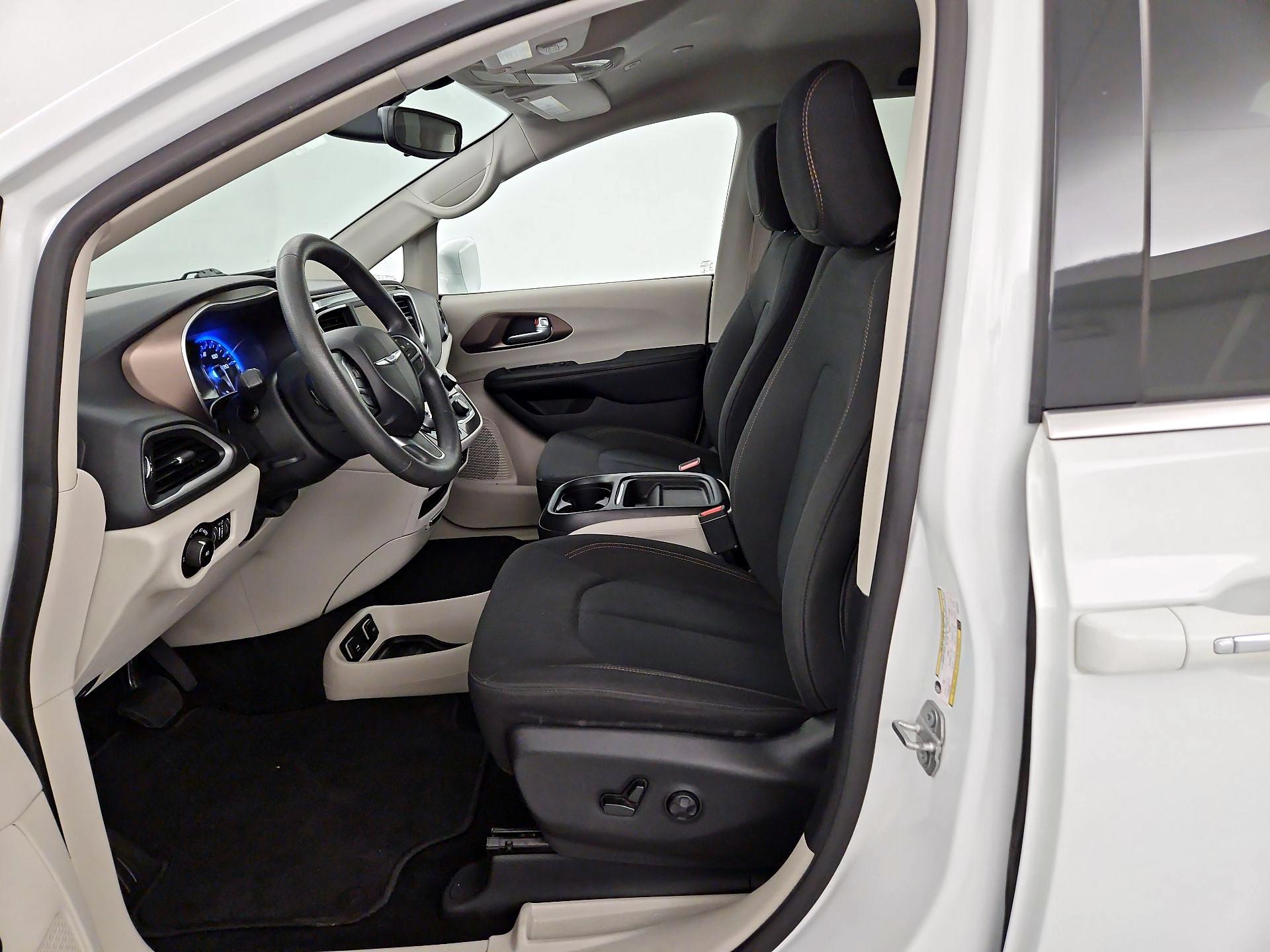 Thumbnail: 2018 Chrysler Pacifica - 9