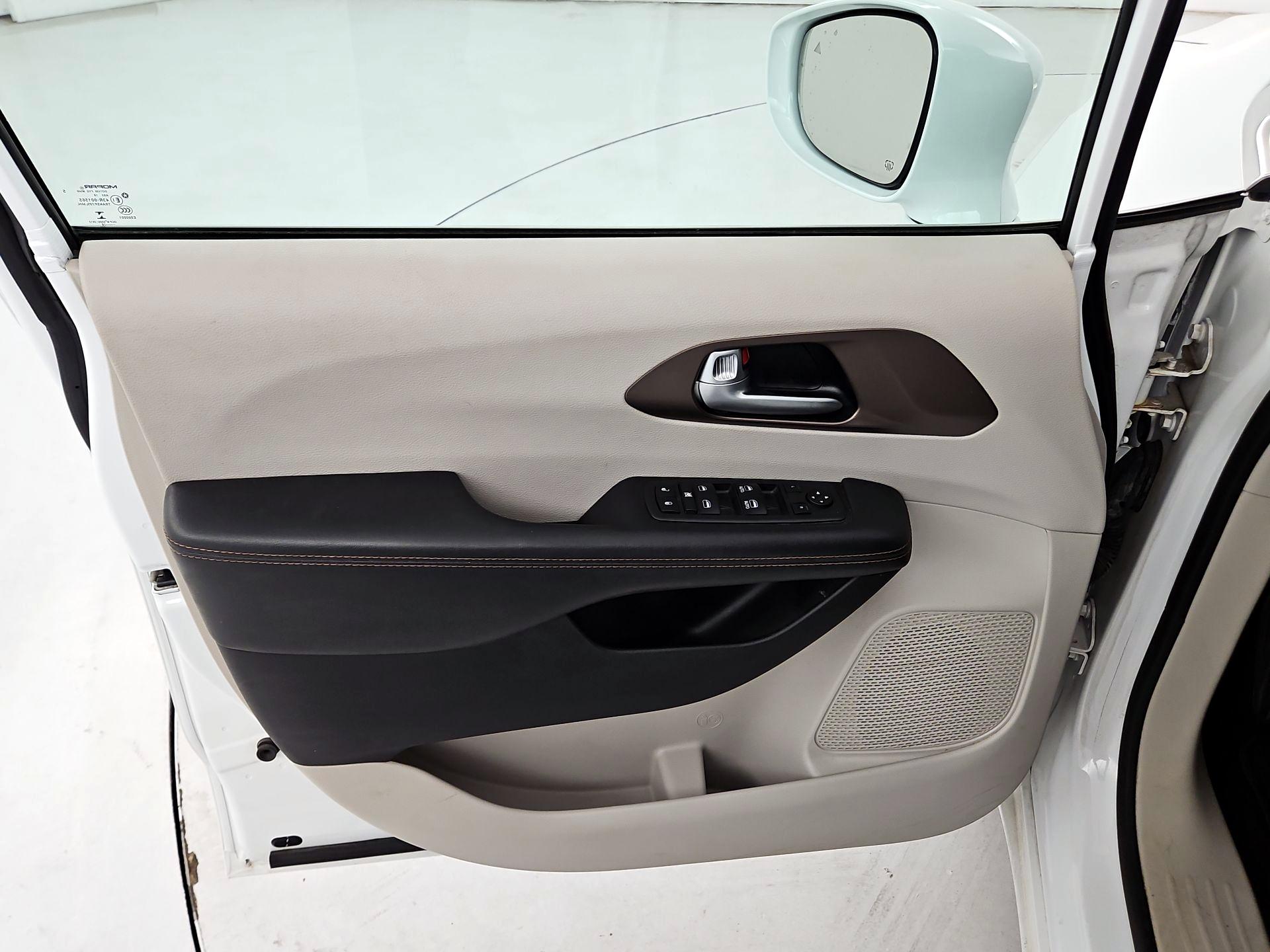 Thumbnail: 2018 Chrysler Pacifica - 10