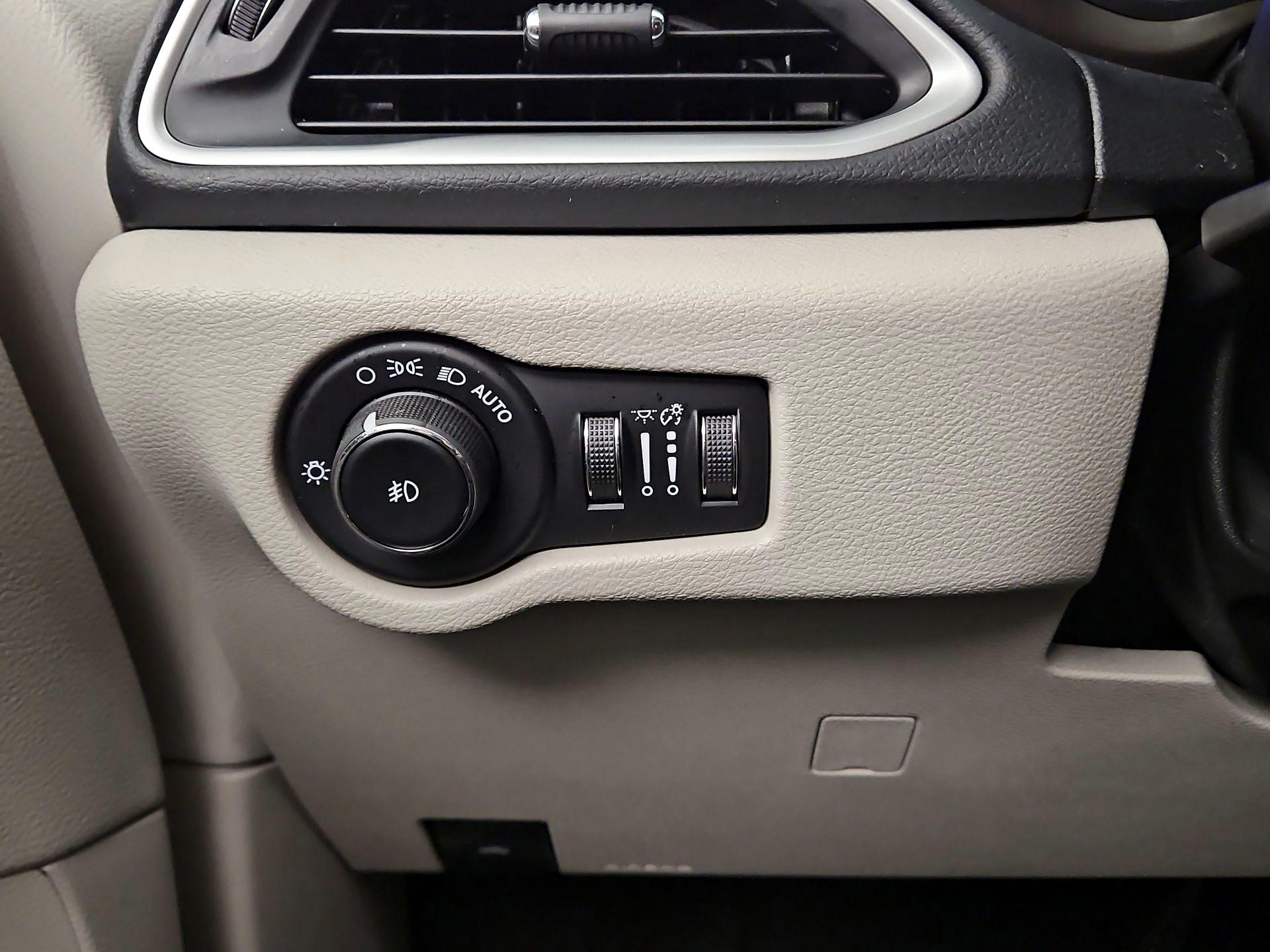 Thumbnail: 2018 Chrysler Pacifica - 11