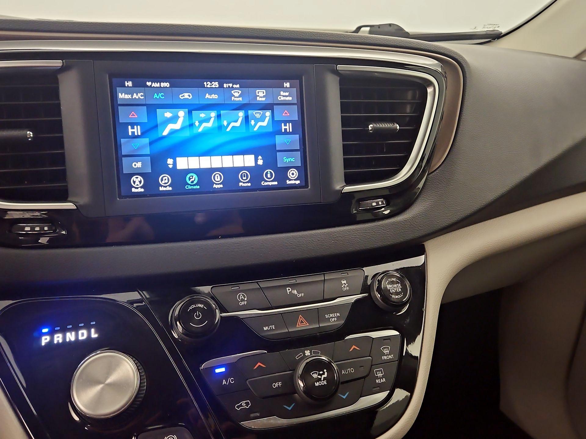 Thumbnail: 2018 Chrysler Pacifica - 14