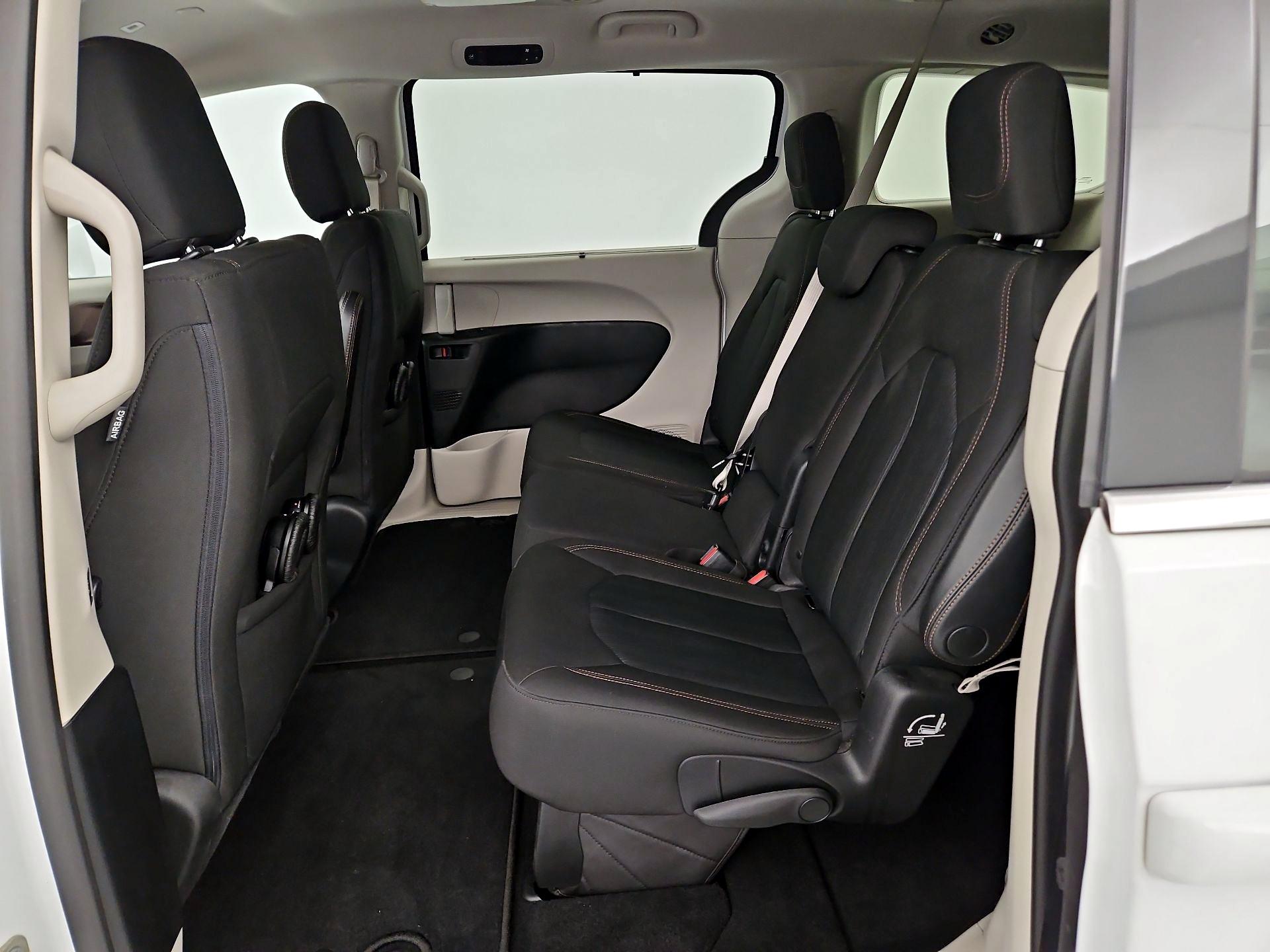 Thumbnail: 2018 Chrysler Pacifica - 17