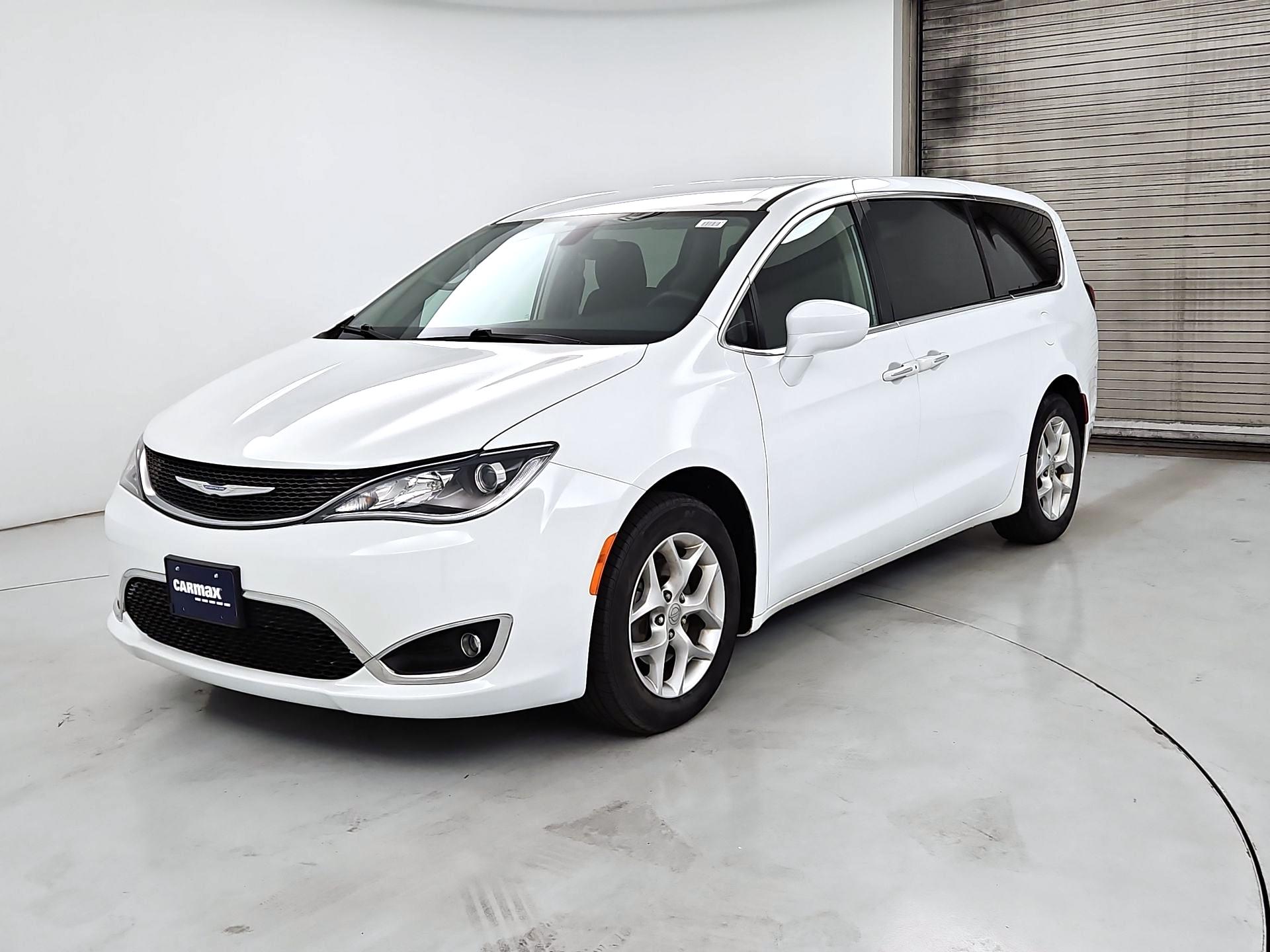 Thumbnail: 2018 Chrysler Pacifica - 3