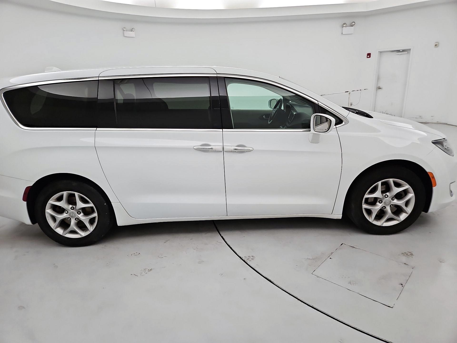 Thumbnail: 2018 Chrysler Pacifica - 4