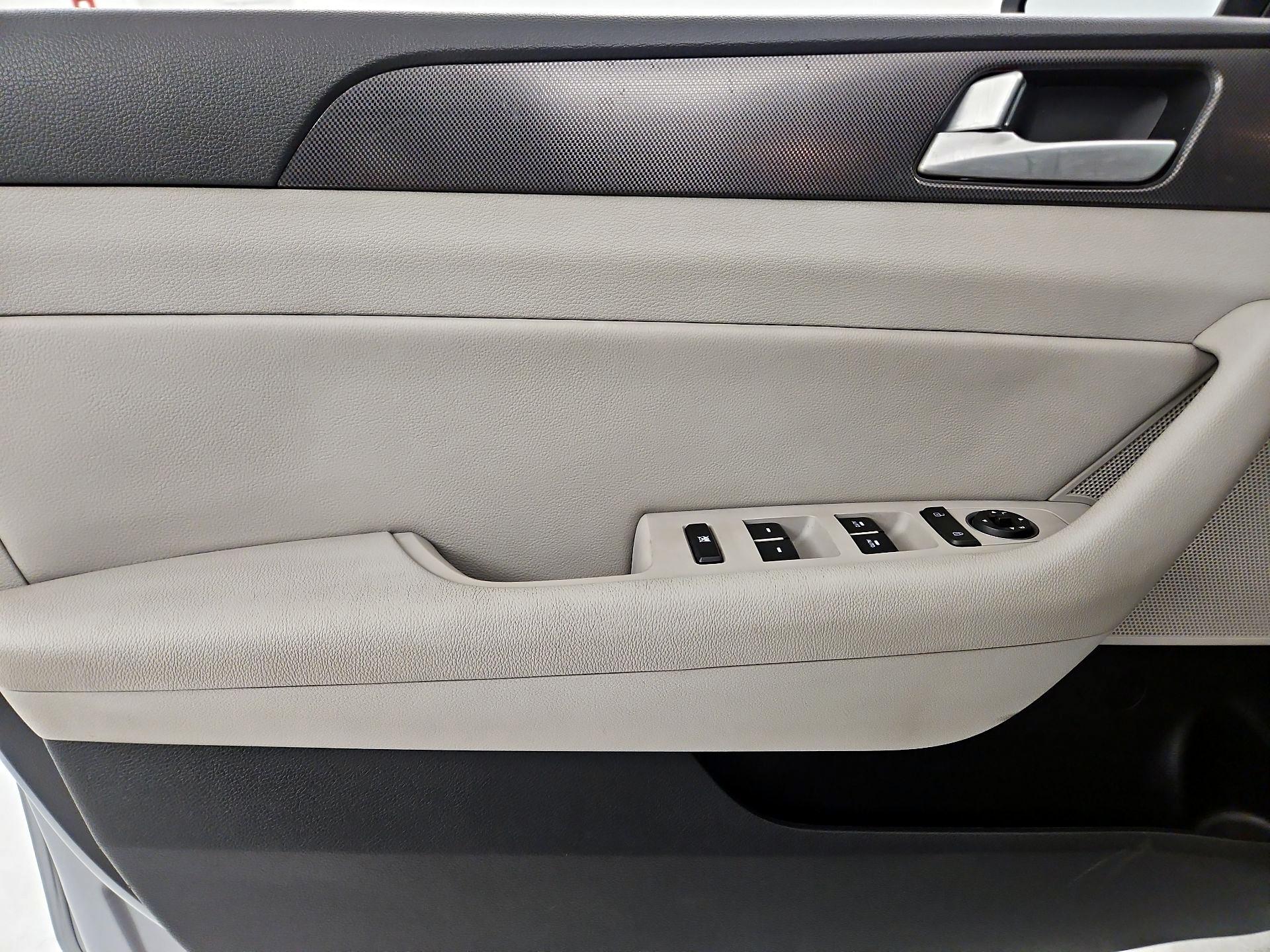 Thumbnail: 2015 Hyundai Sonata - 10