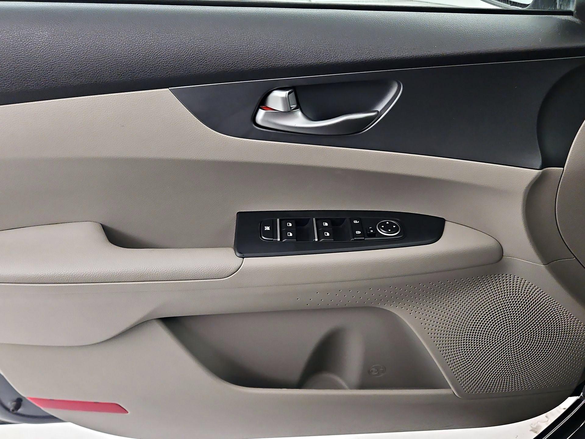 Thumbnail: 2021 Kia Forte - 10
