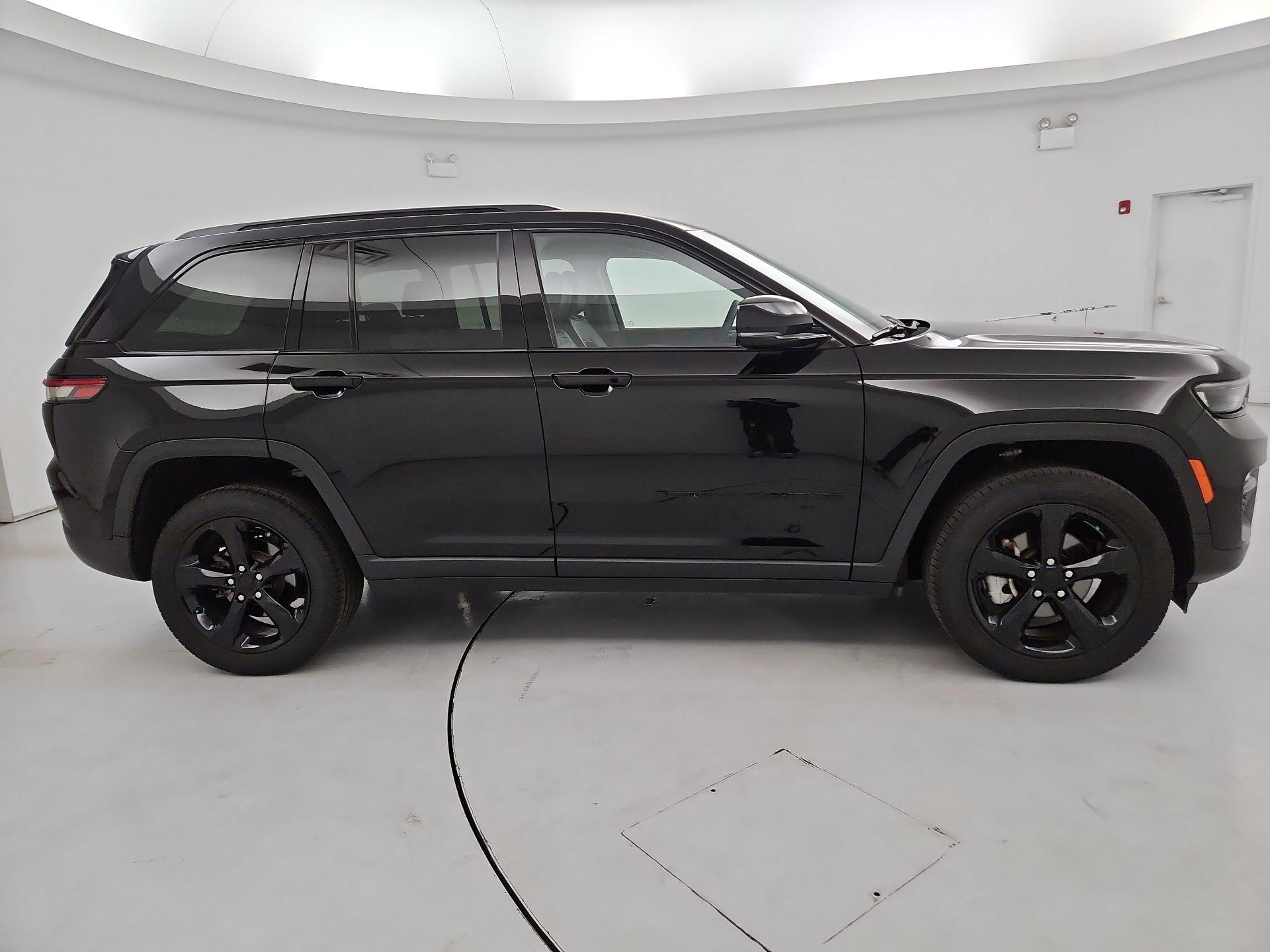 Thumbnail: 2023 Jeep Grand Cherokee - 4
