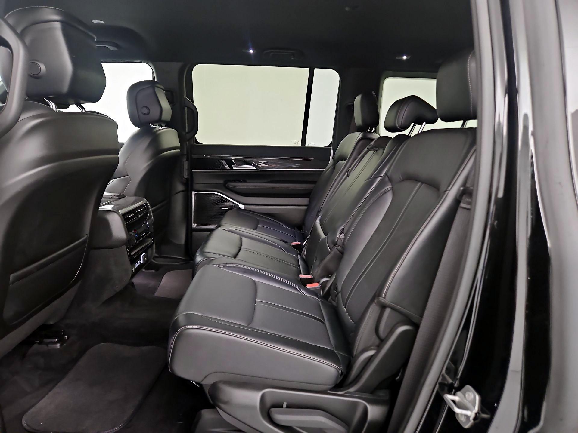 Thumbnail: 2022 Jeep Wagoneer - 18