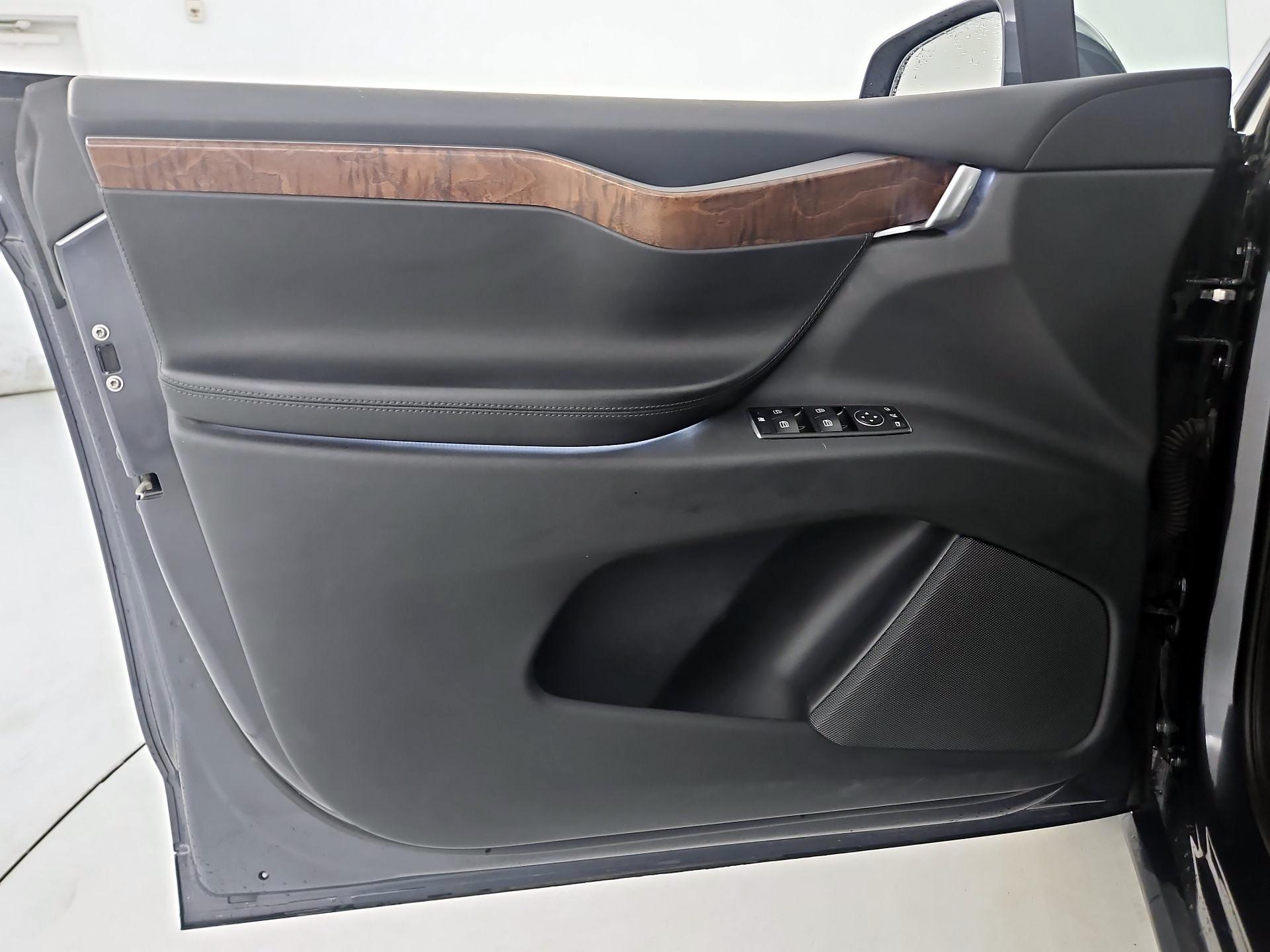 Thumbnail: 2020 Tesla Model X - 10