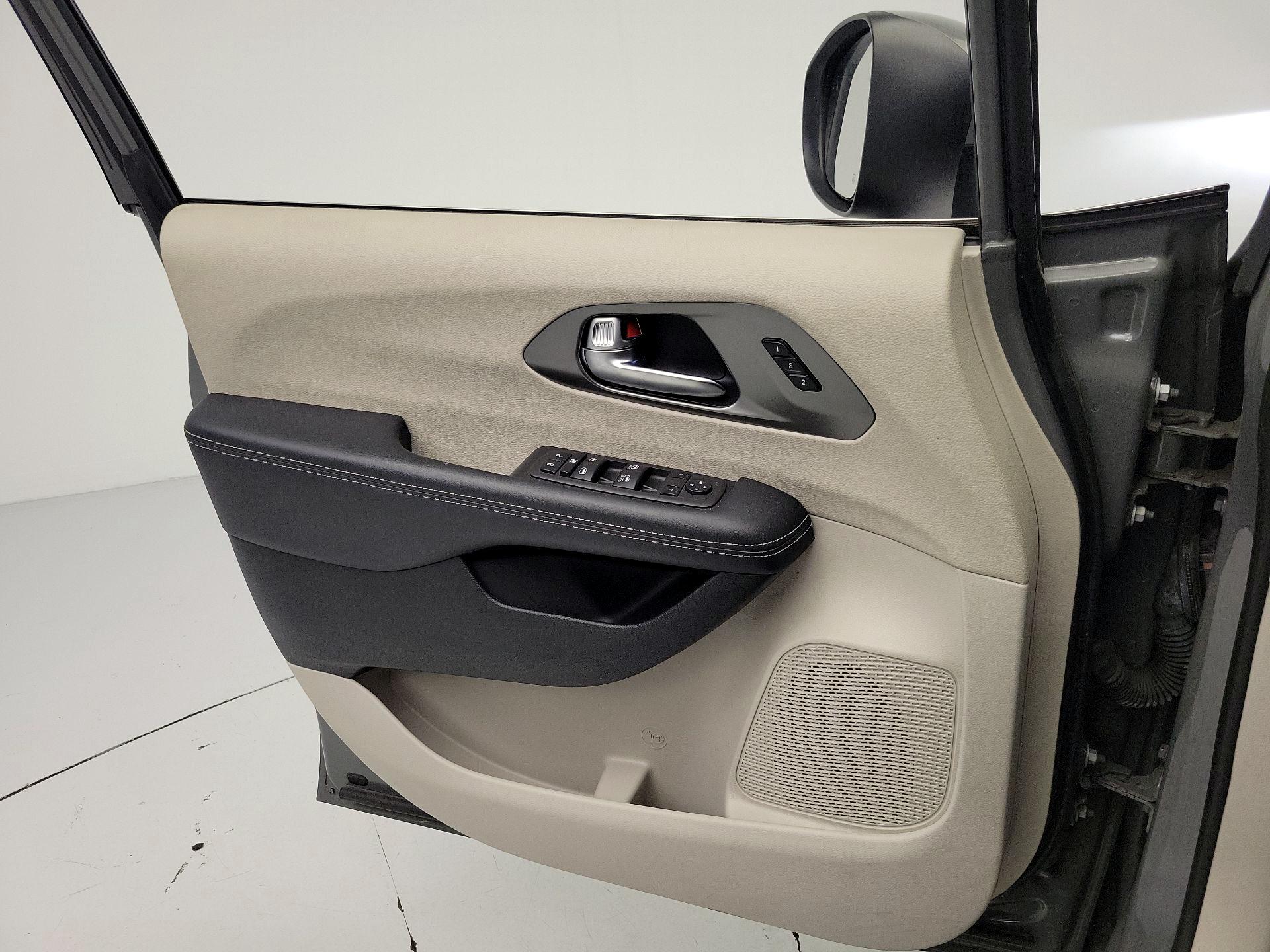 Thumbnail: 2023 Chrysler Pacifica - 12