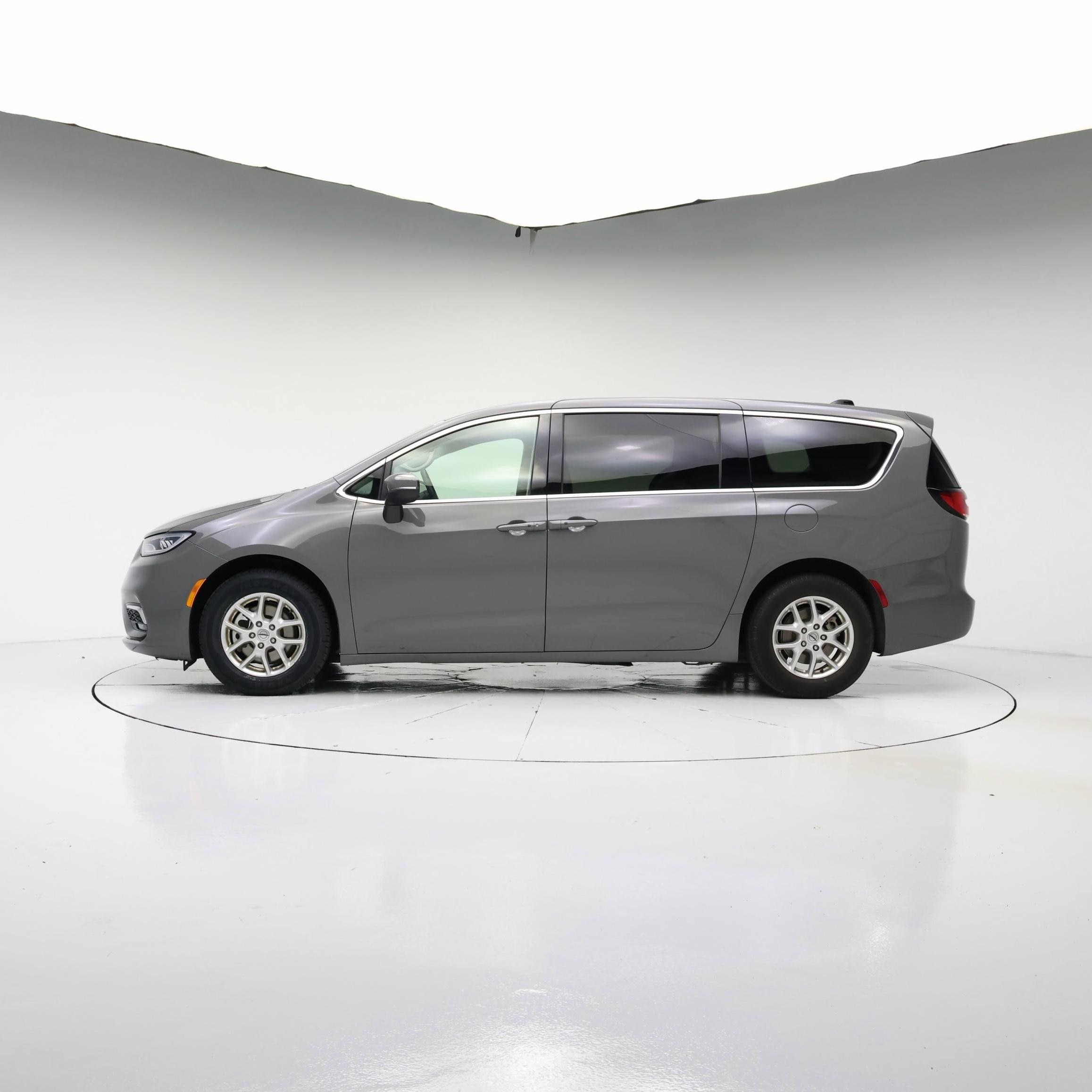 Thumbnail: 2023 Chrysler Pacifica - 3