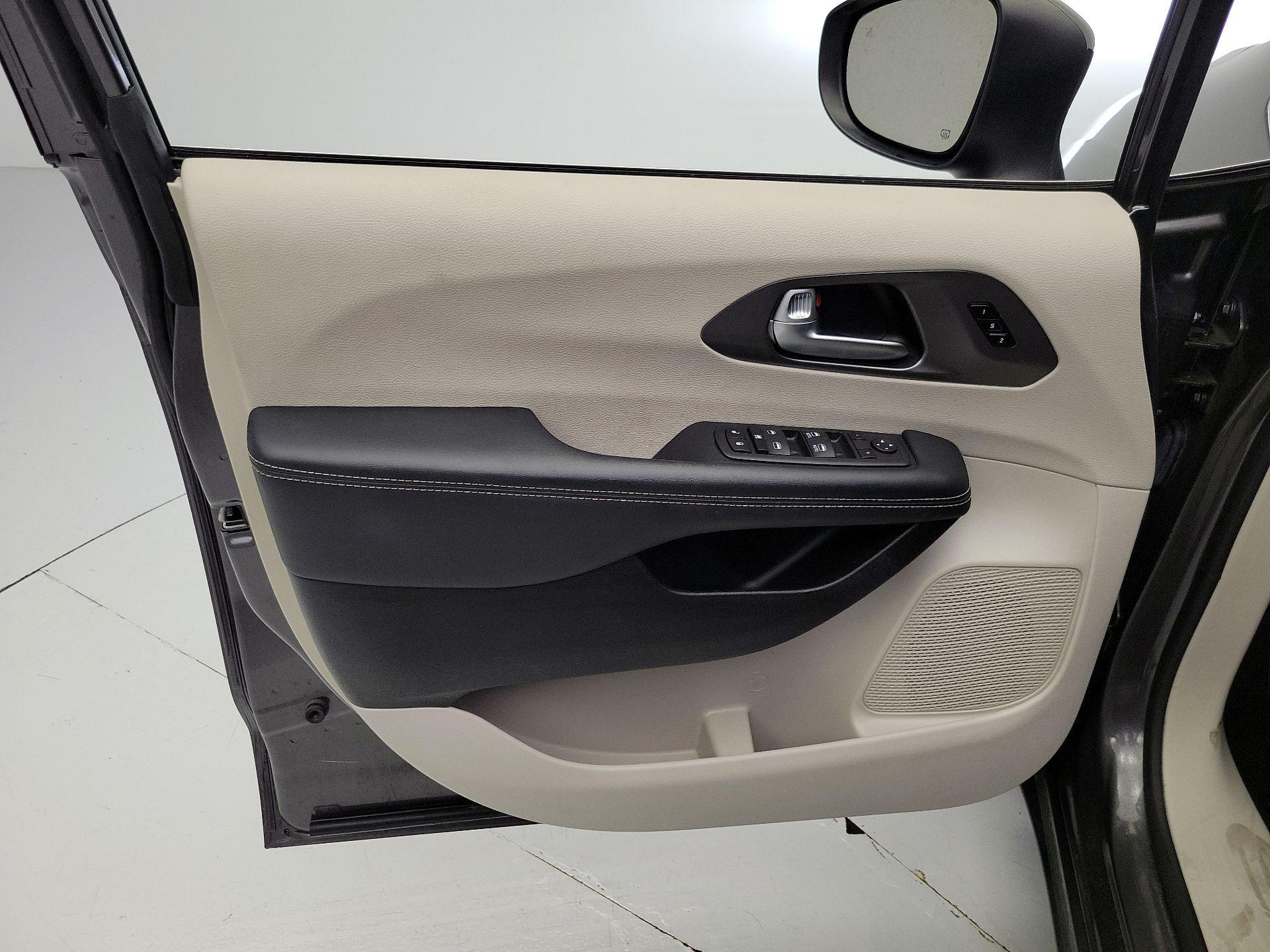 Thumbnail: 2023 Chrysler Pacifica - 12