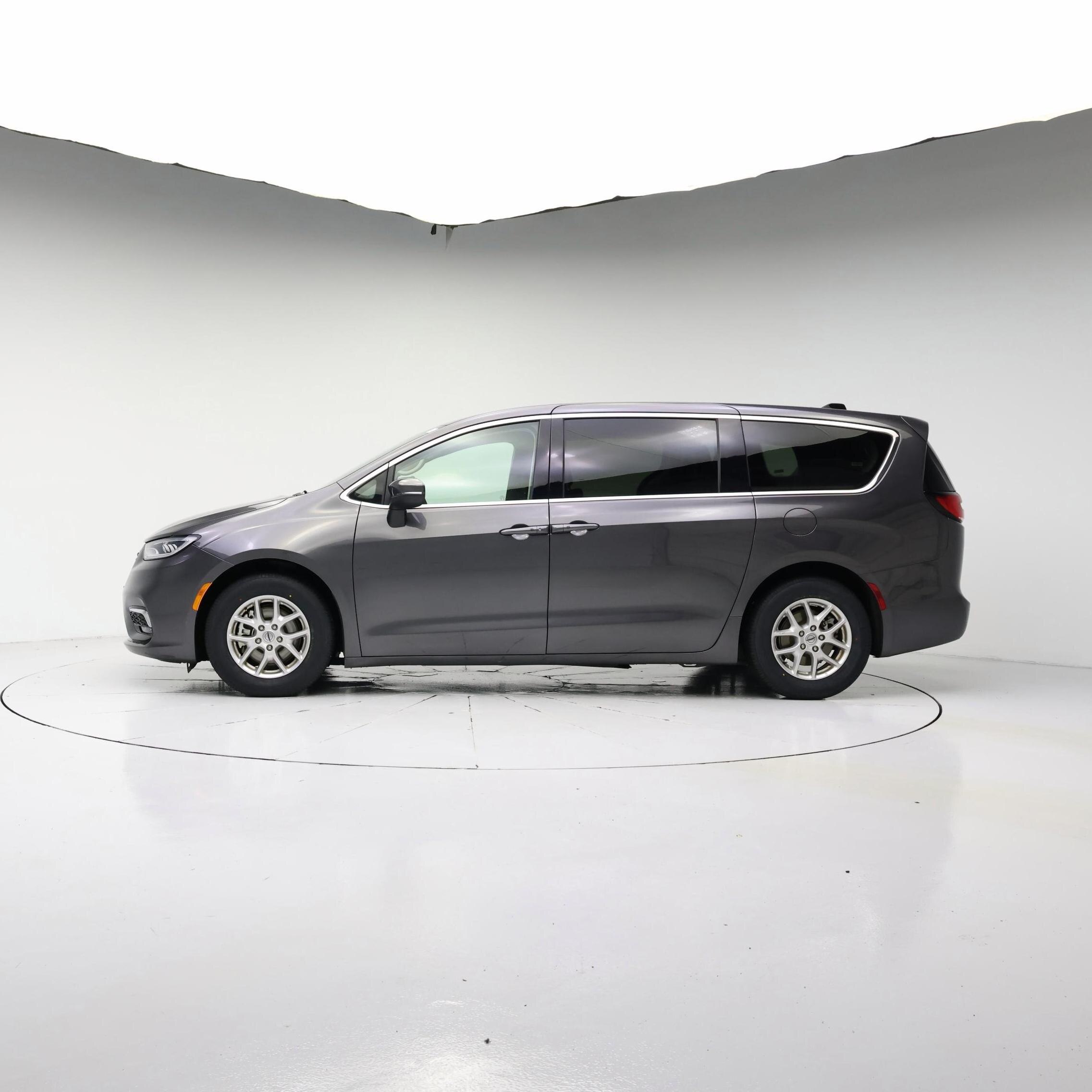 Thumbnail: 2023 Chrysler Pacifica - 3