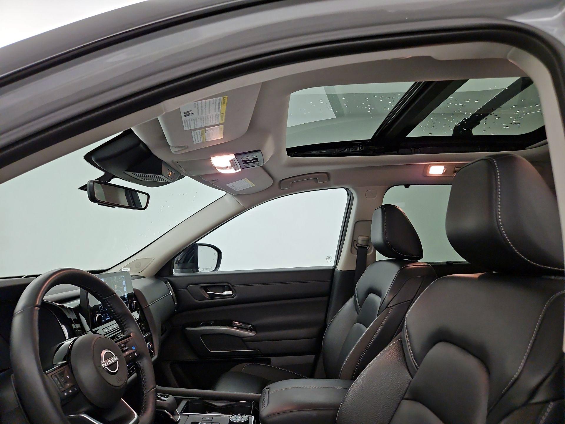 Thumbnail: 2023 Nissan Pathfinder - 18
