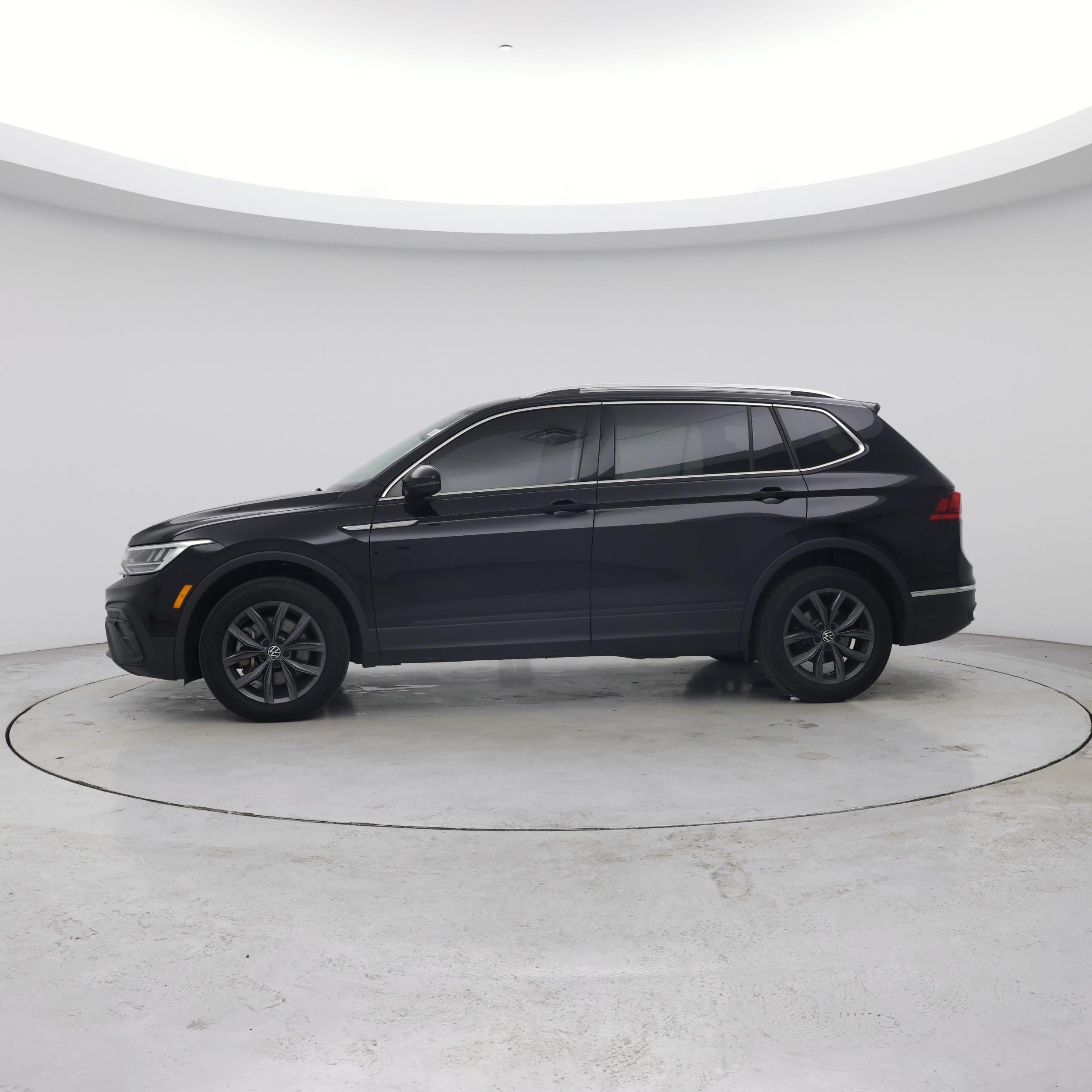 Thumbnail: 2022 Volkswagen Tiguan - 3