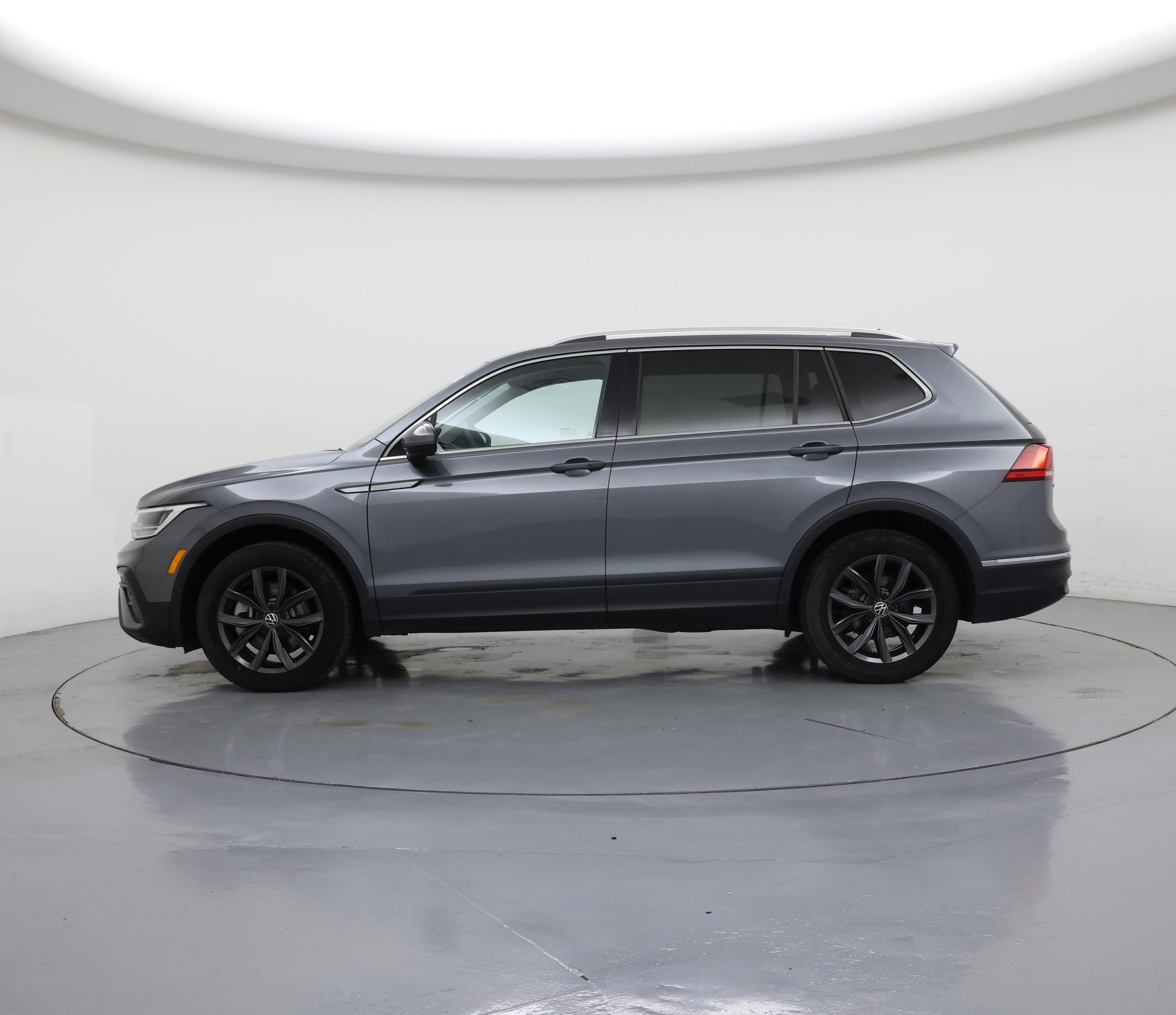 Thumbnail: 2023 Volkswagen Tiguan - 3