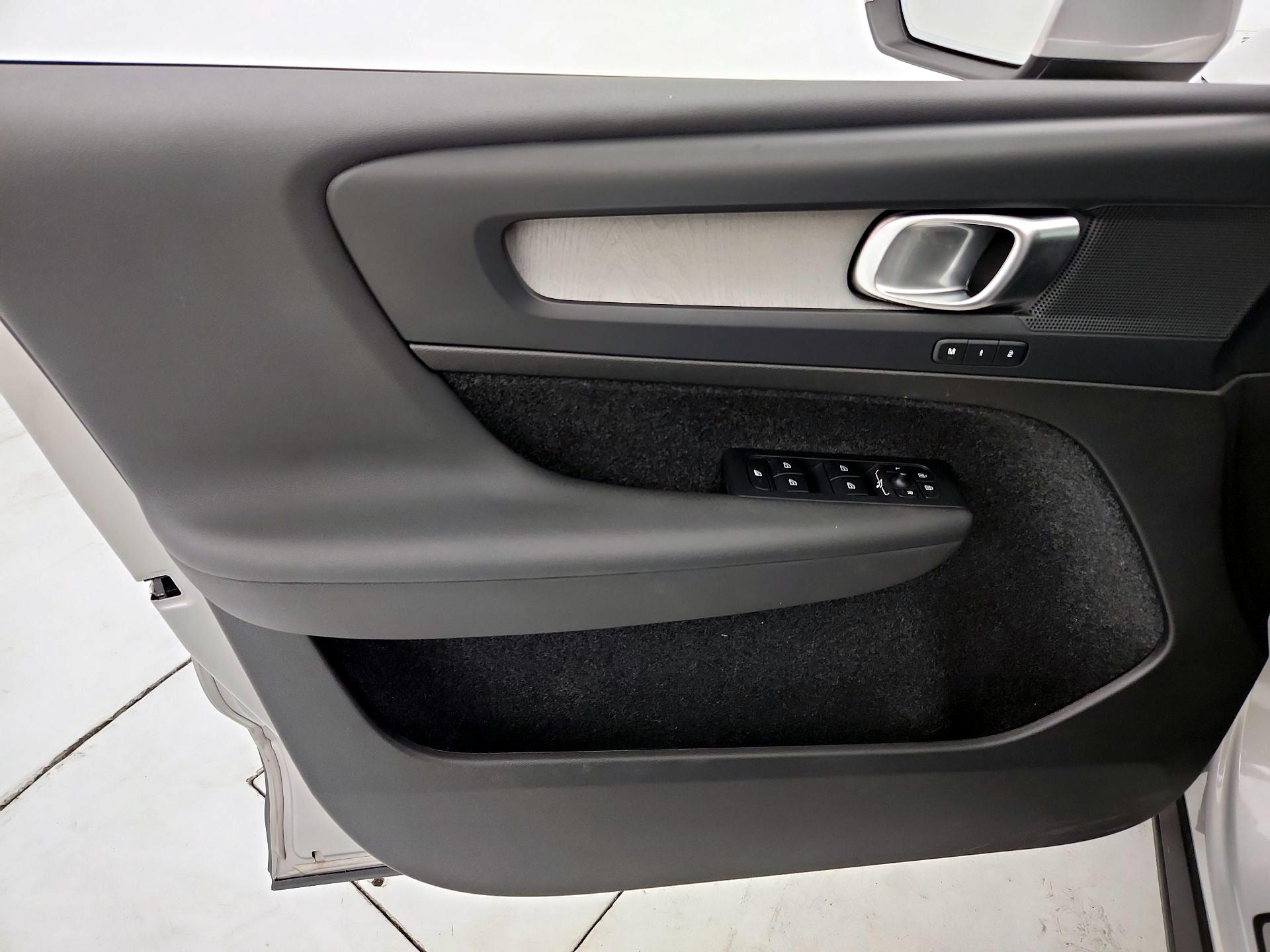 Thumbnail: 2025 Volvo XC40 - 12