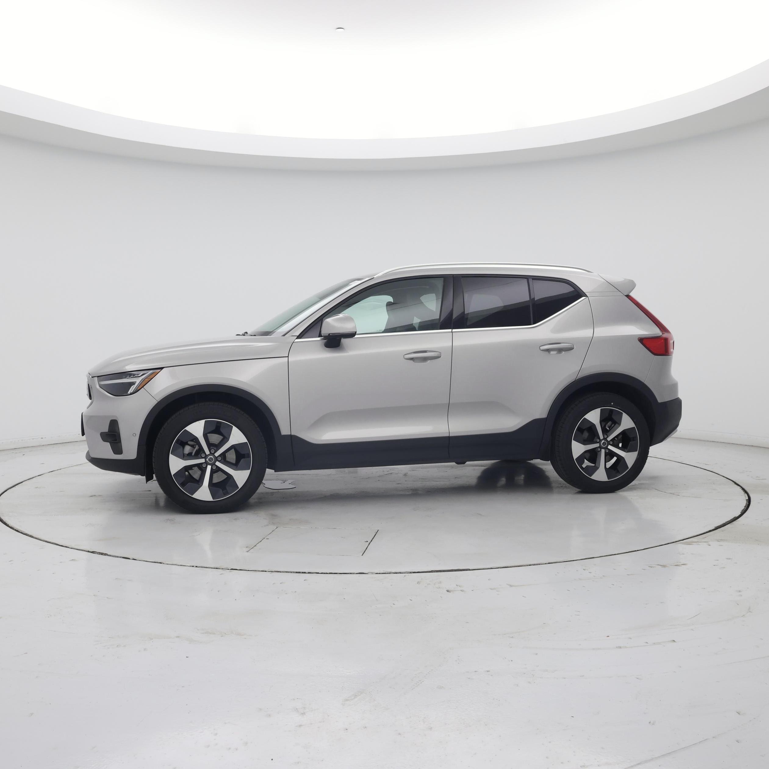 Thumbnail: 2025 Volvo XC40 - 3