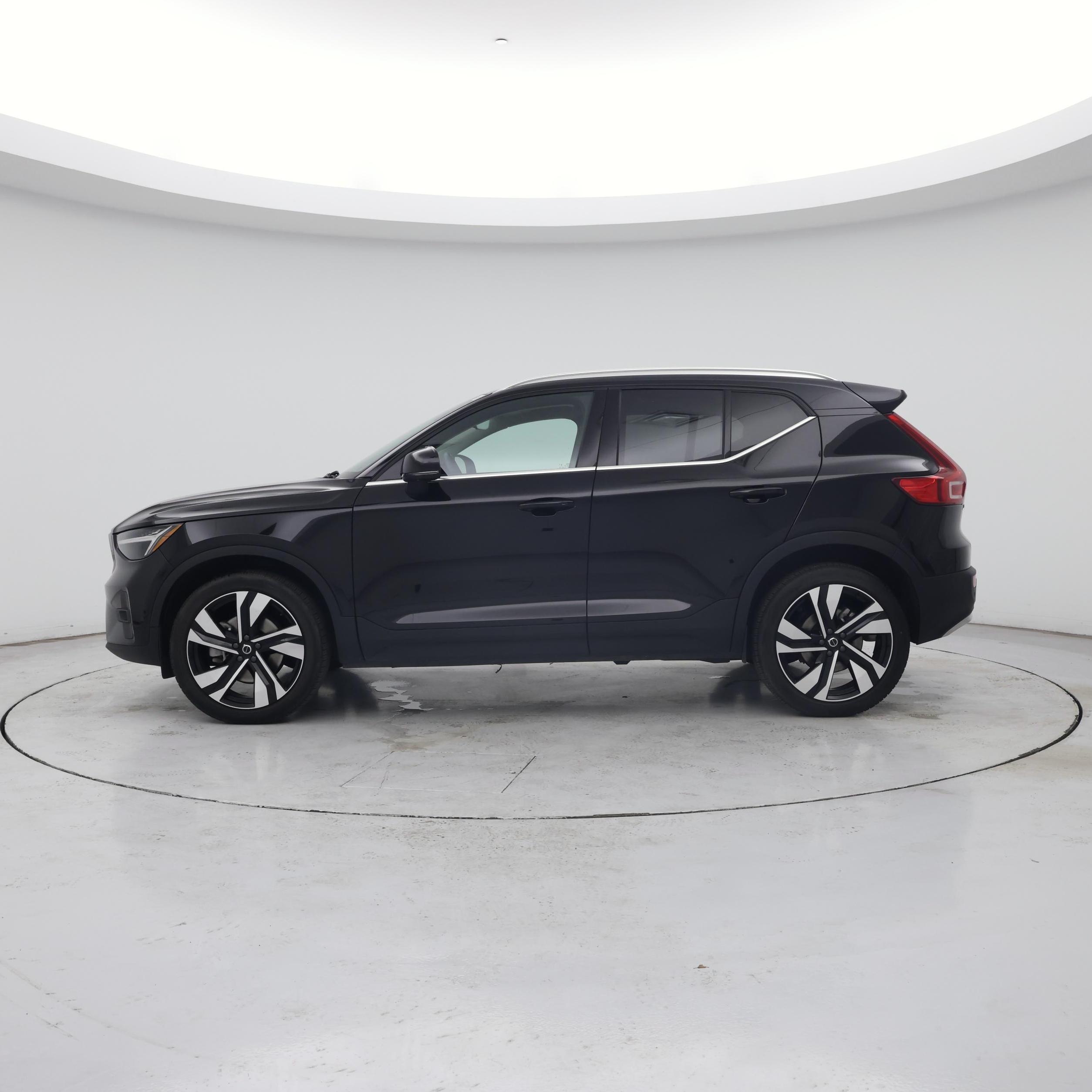 Thumbnail: 2025 Volvo XC40 - 3