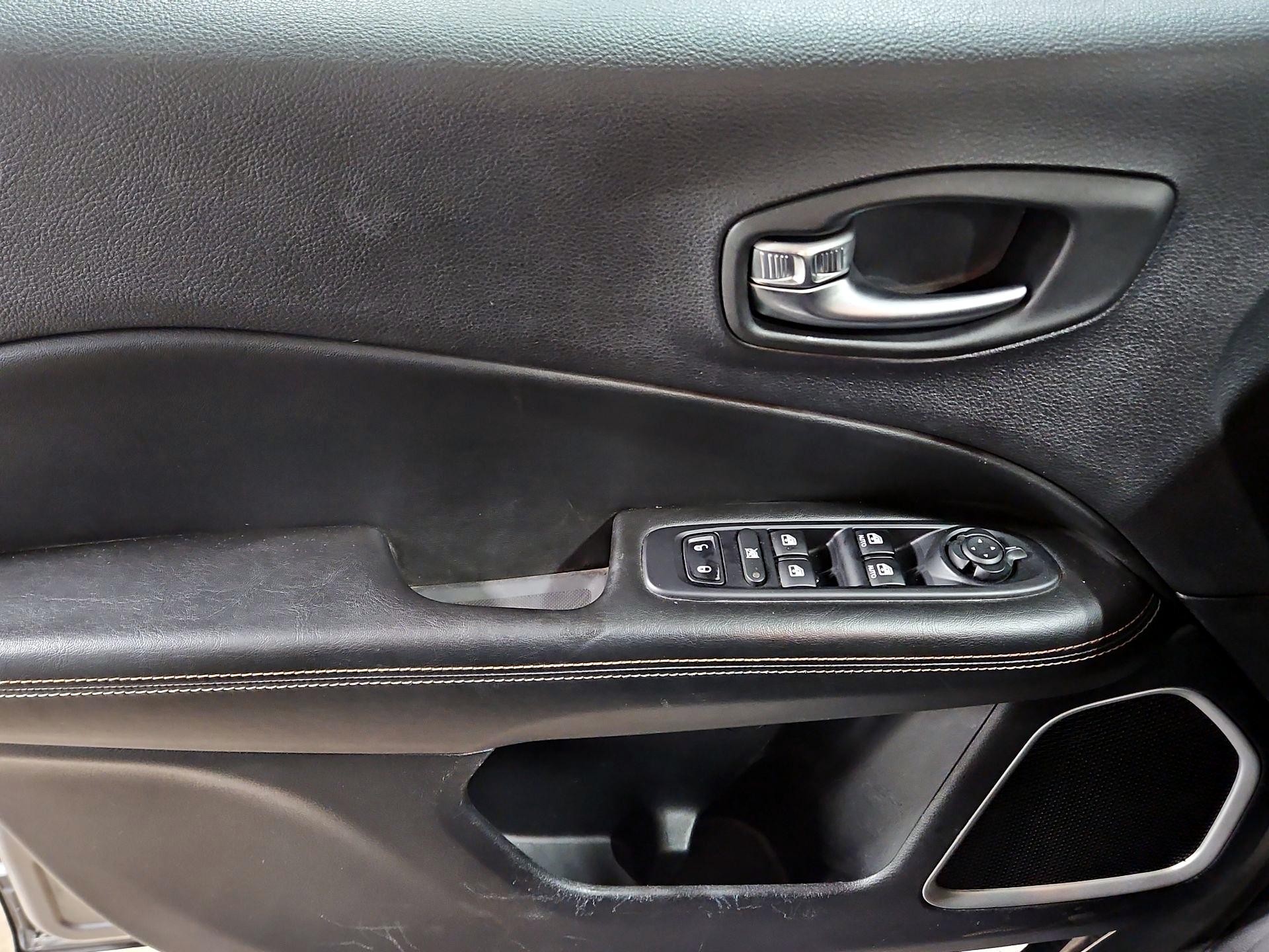 Thumbnail: 2019 Jeep Compass - 10