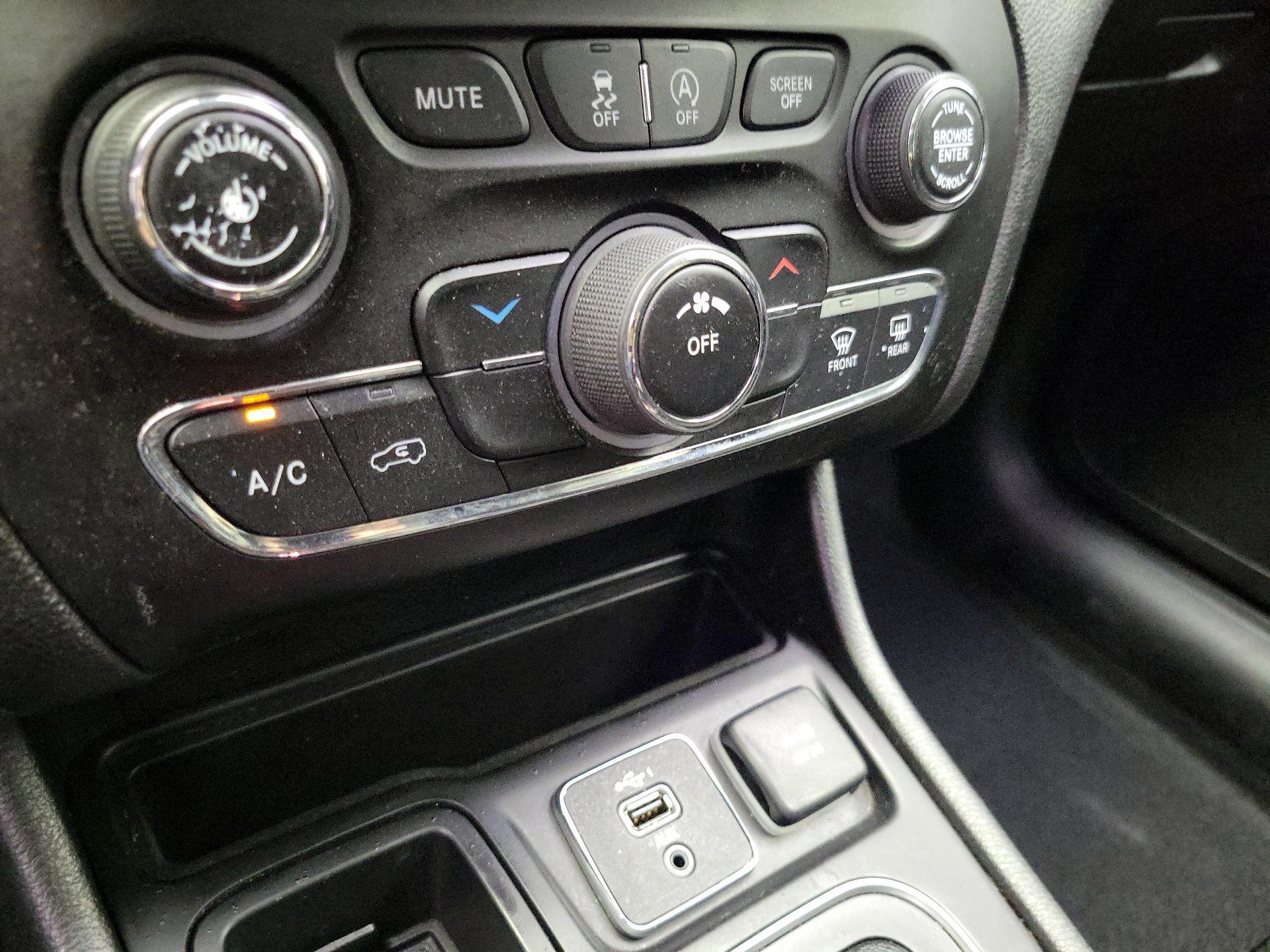 Thumbnail: 2021 Jeep Cherokee - 16