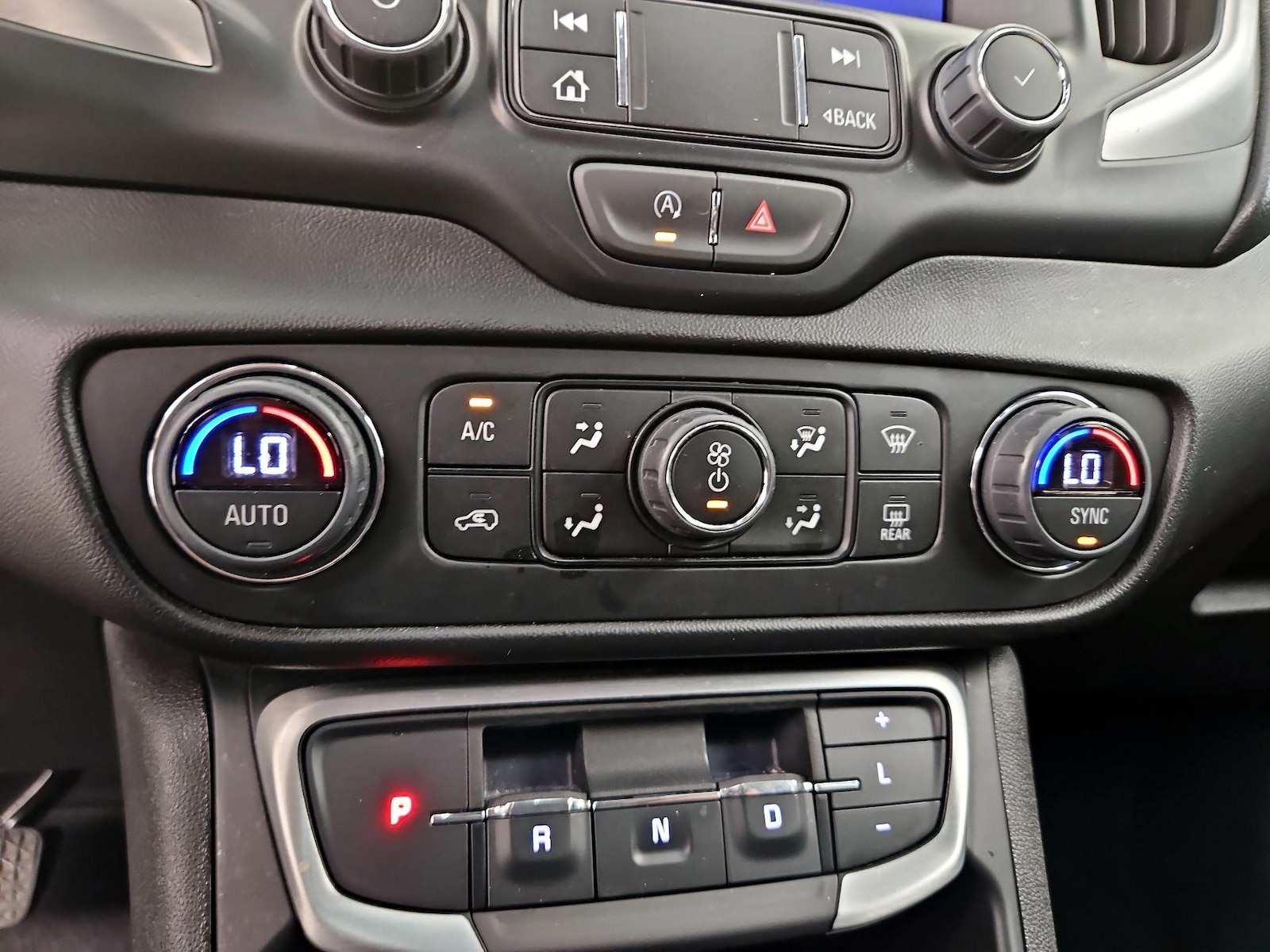 2024 GMC Terrain SLT - Photo 17