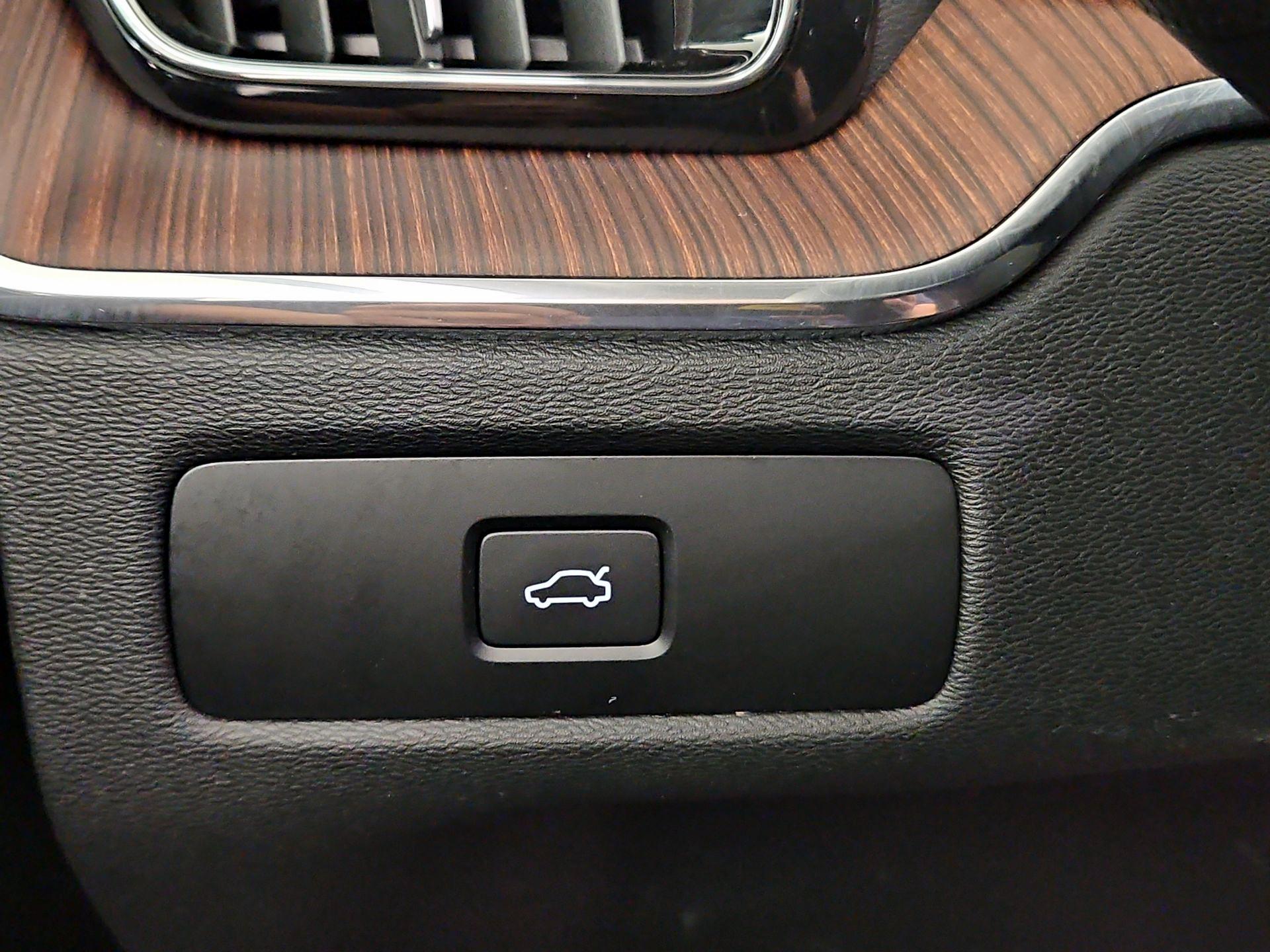 Thumbnail: 2023 Volvo XC60 - 11