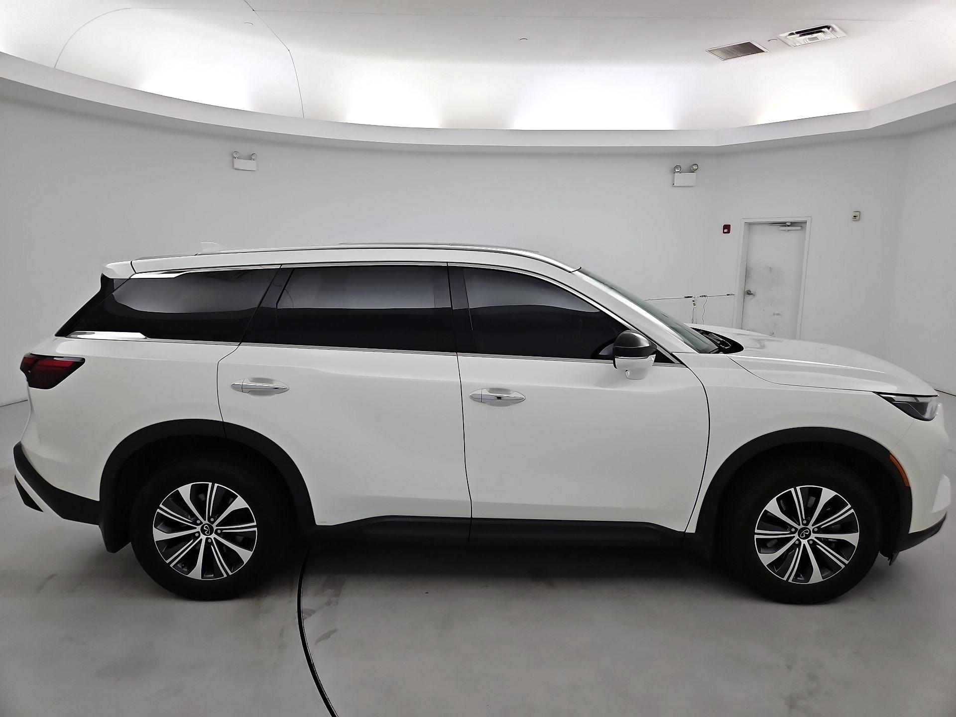 Thumbnail: 2023 INFINITI QX60 - 4