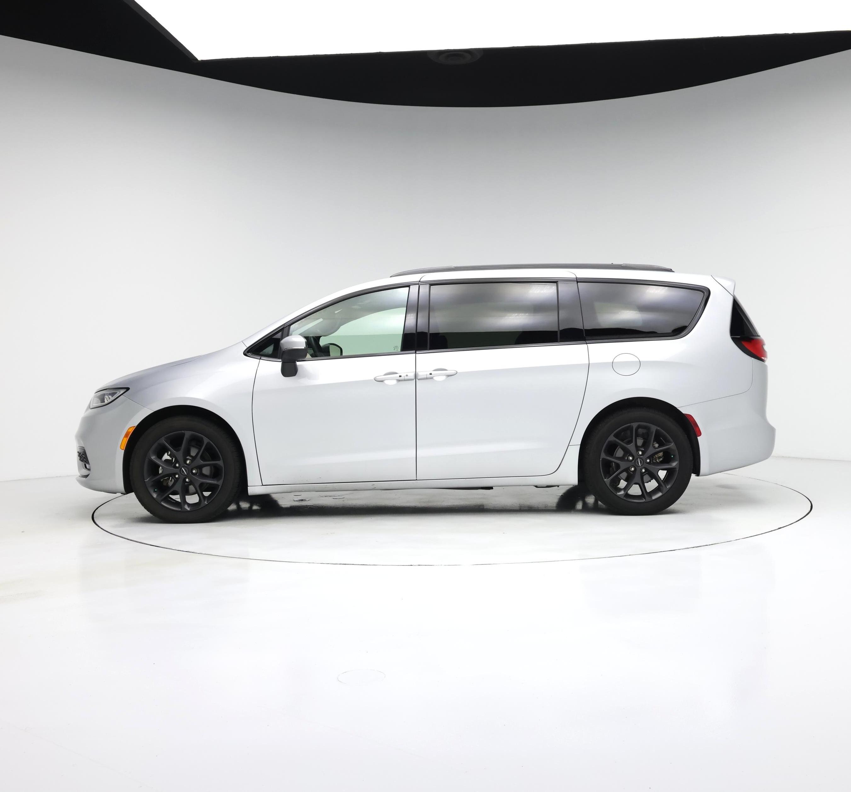 Thumbnail: 2023 Chrysler Pacifica - 3