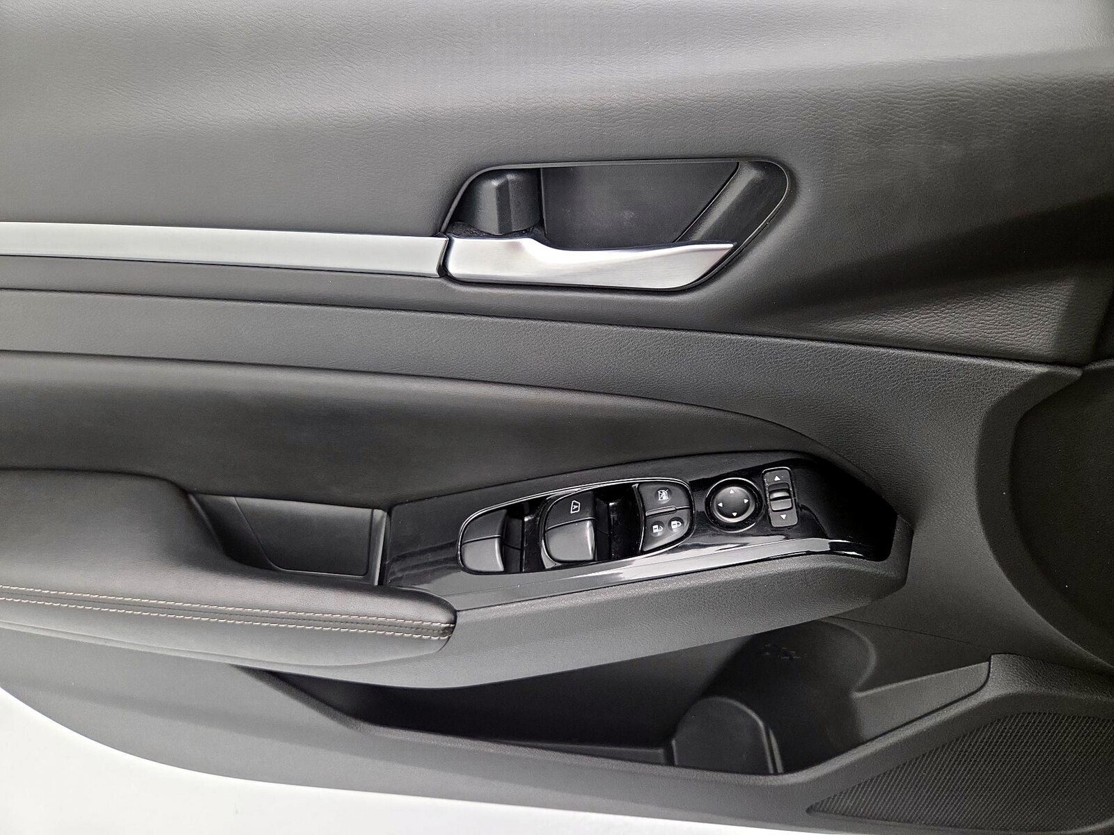 2023 Nissan Altima SV - Photo 13